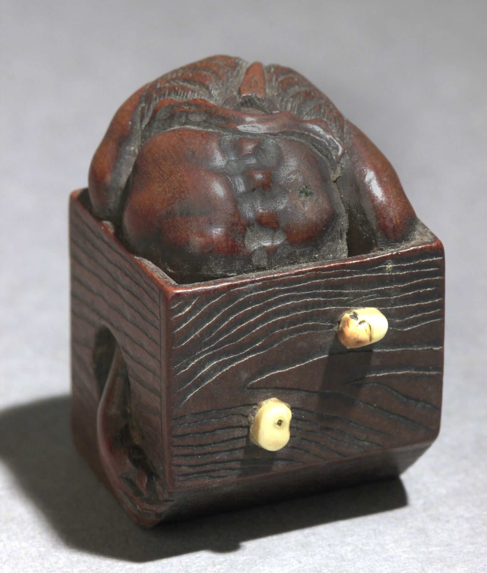 A 19th century Japanese netsuke from Meiji period - Image 10 of 13