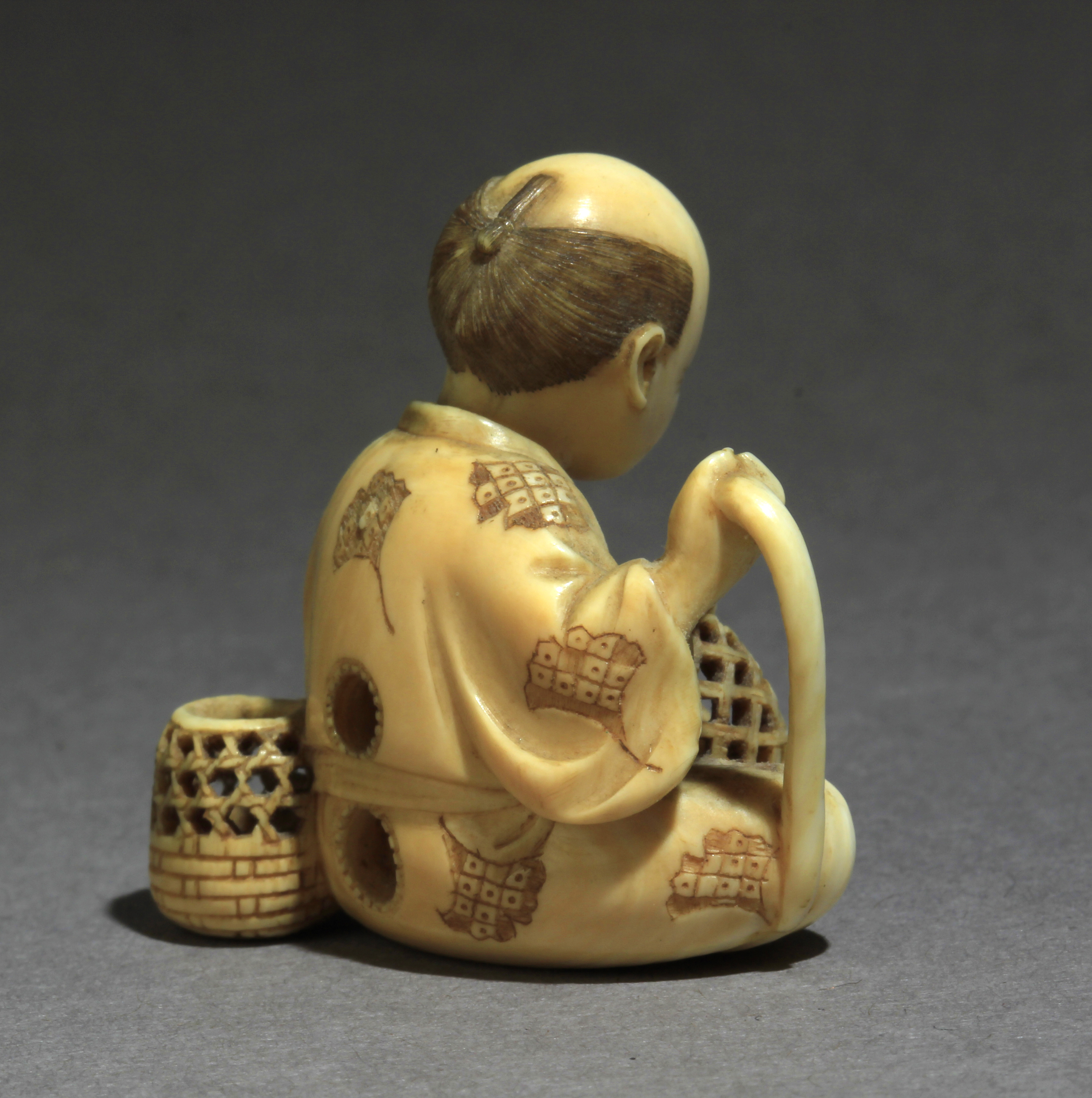 A Japanese netsuke circa 1860-1890 from Meiji period - Image 5 of 8