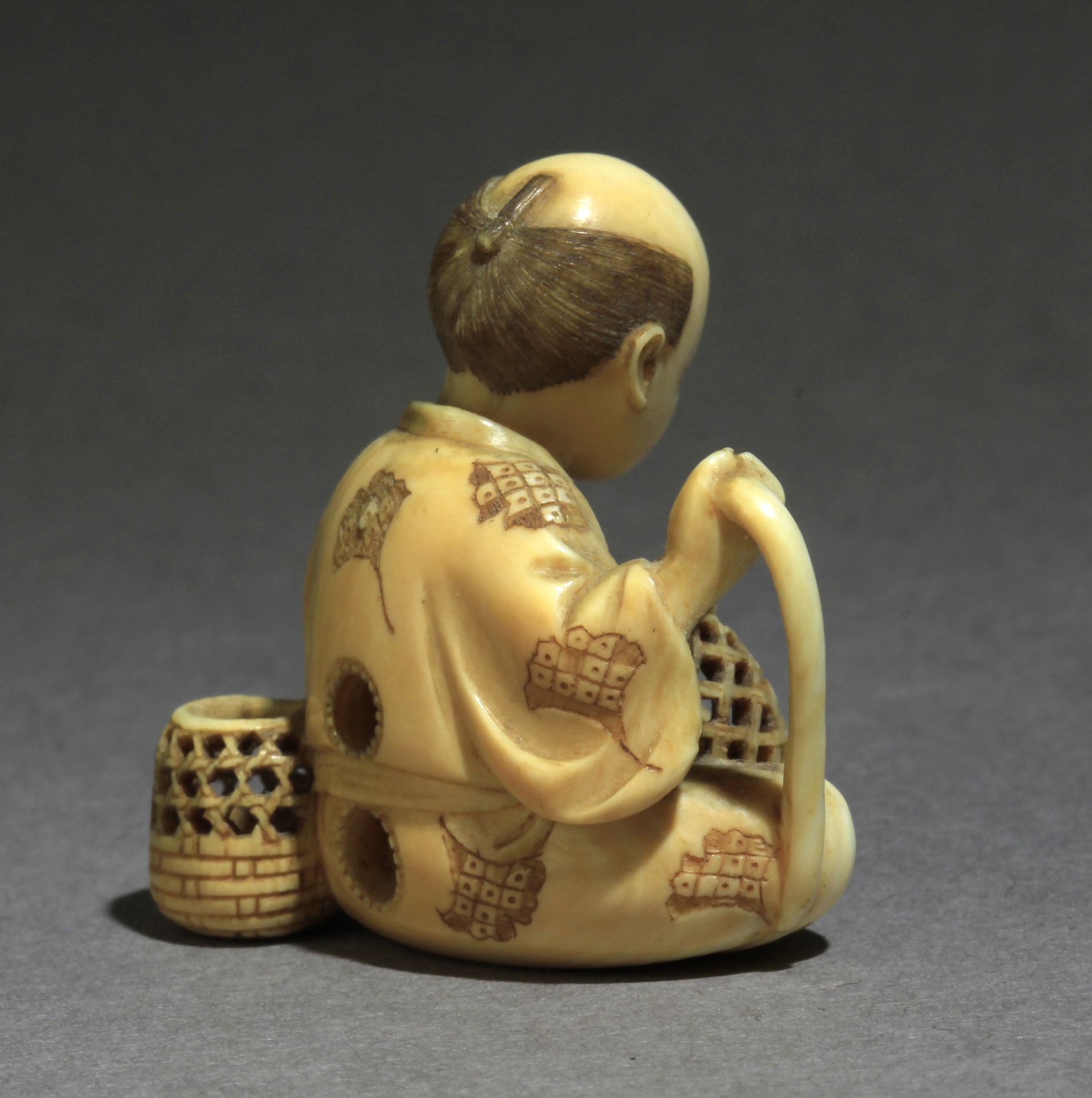 A Japanese netsuke circa 1860-1890 from Meiji period - Bild 5 aus 8