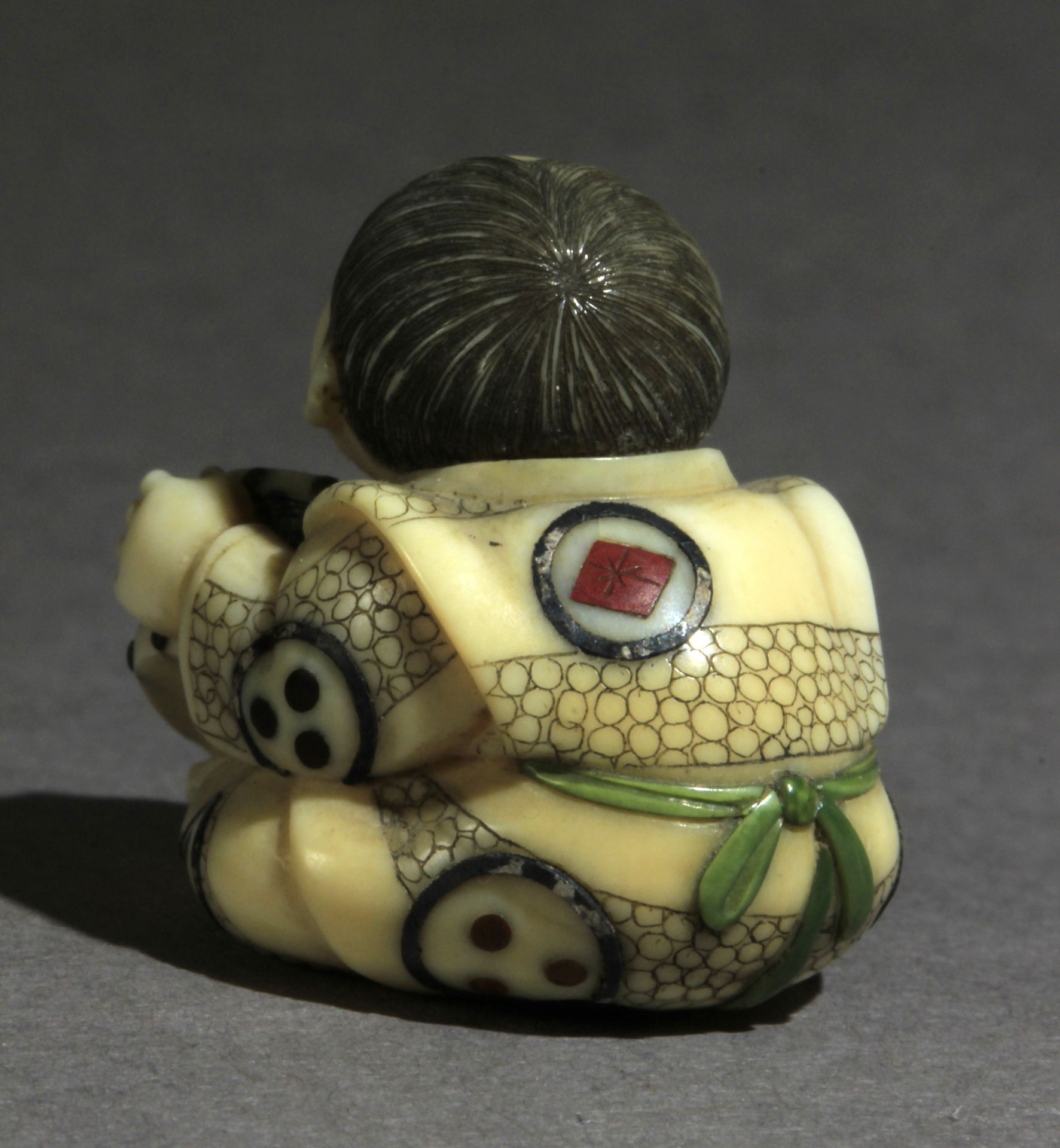 A Japanese mosaic type netsuke circa 1900 from Meiji period - Bild 3 aus 7