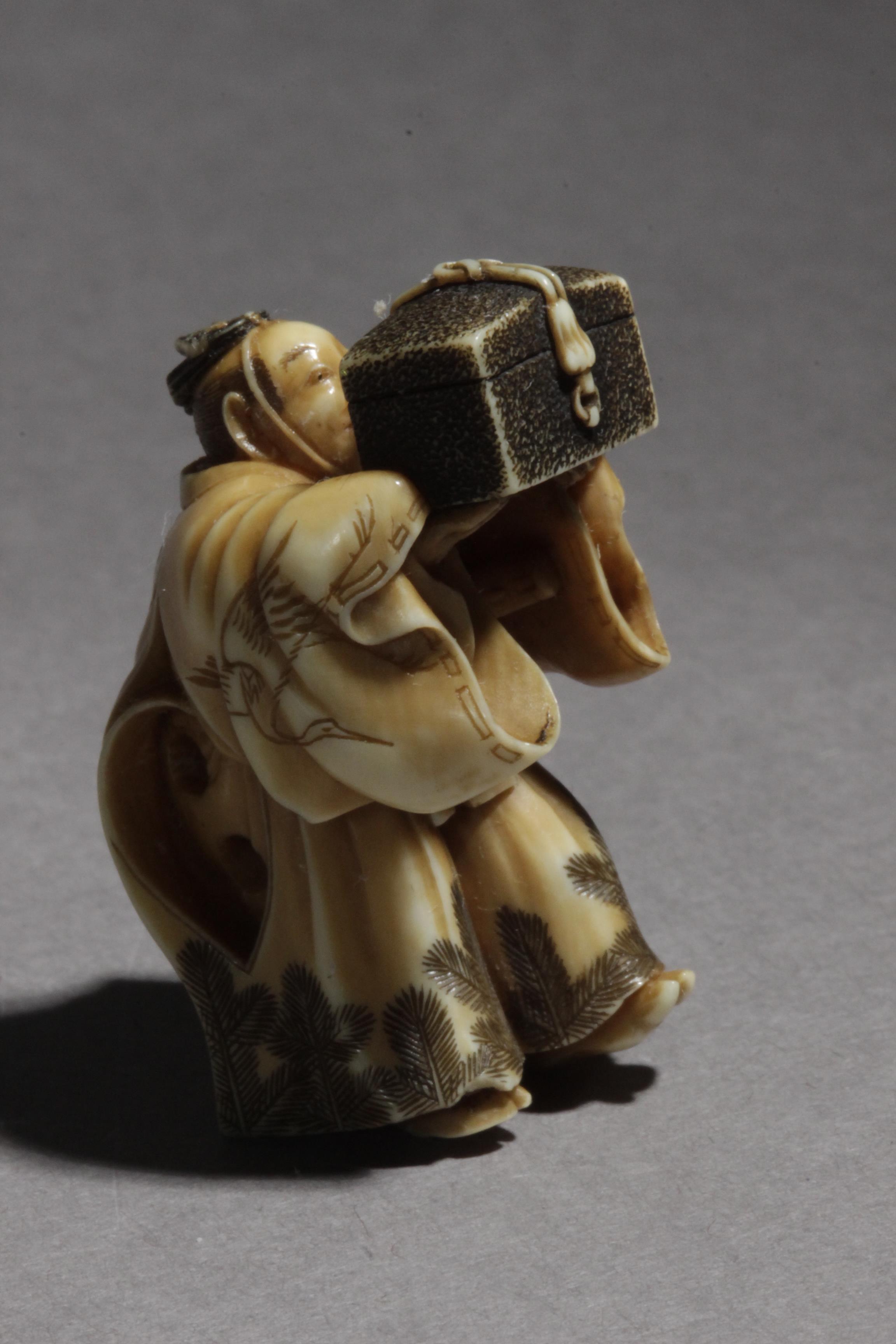 A 19th century Japanese netsuke from Meiji period - Image 3 of 15