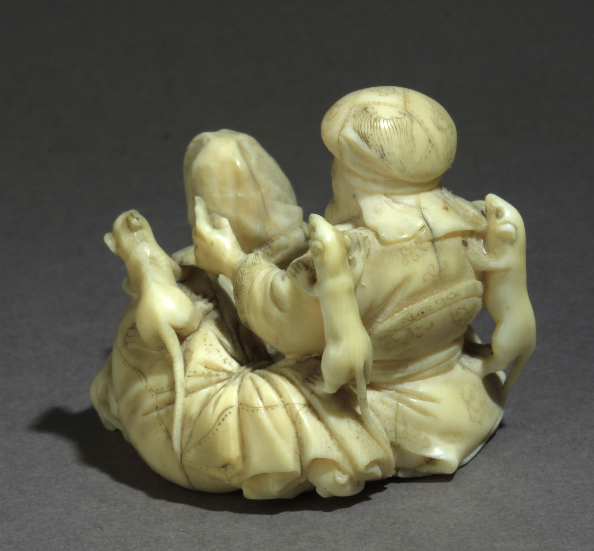 A late 19th century Japanese netsuke from Meiji period - Image 4 of 9