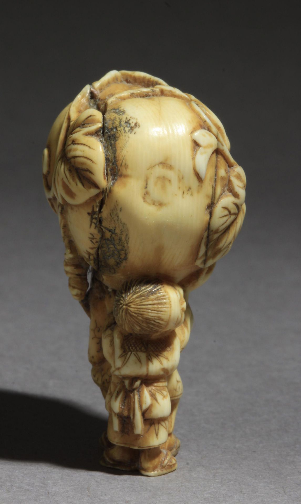 A mid 19th century Japanese netsuke from Edo period - Image 3 of 7