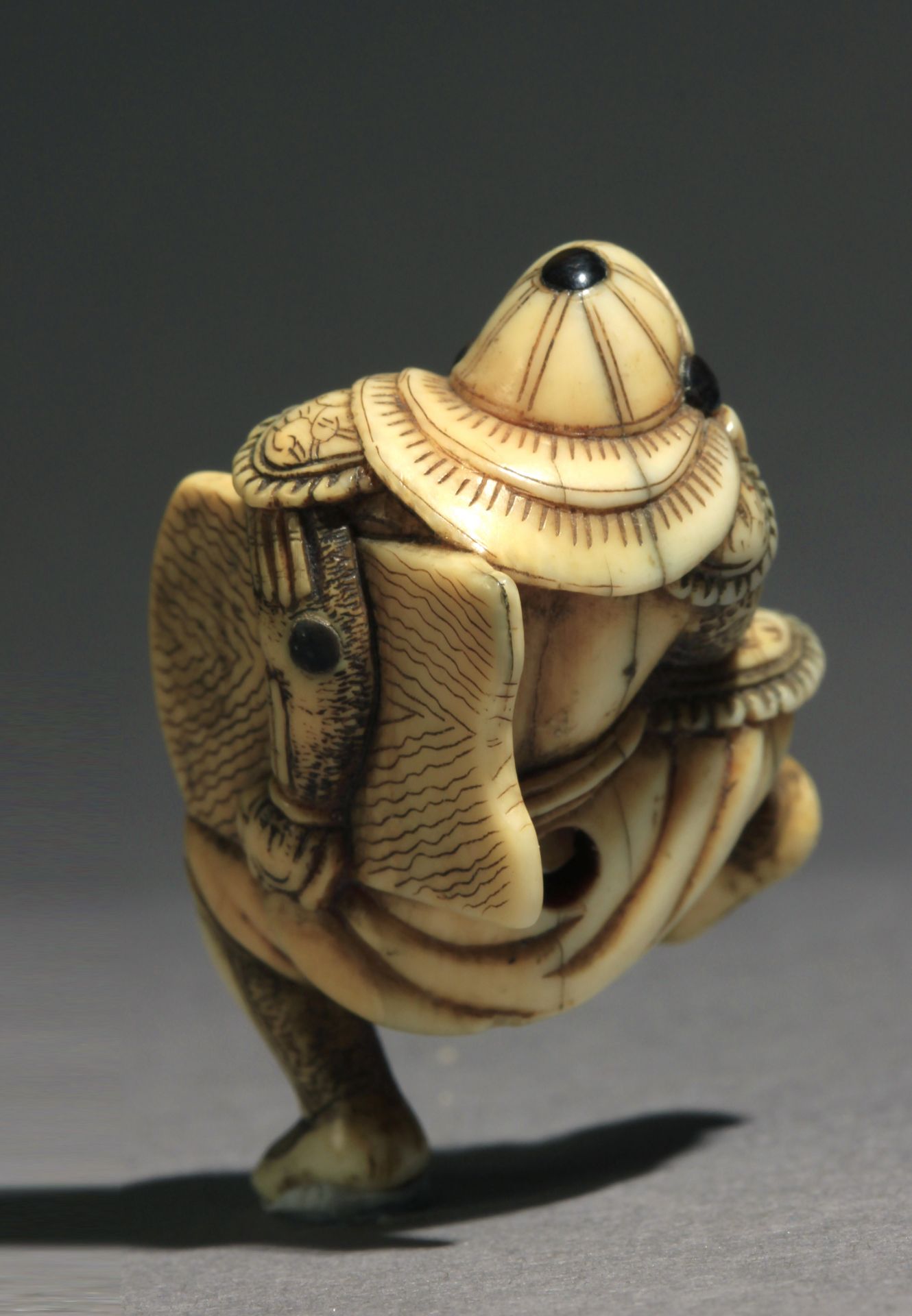 A late 18th century Japanese netsuke - Image 6 of 9