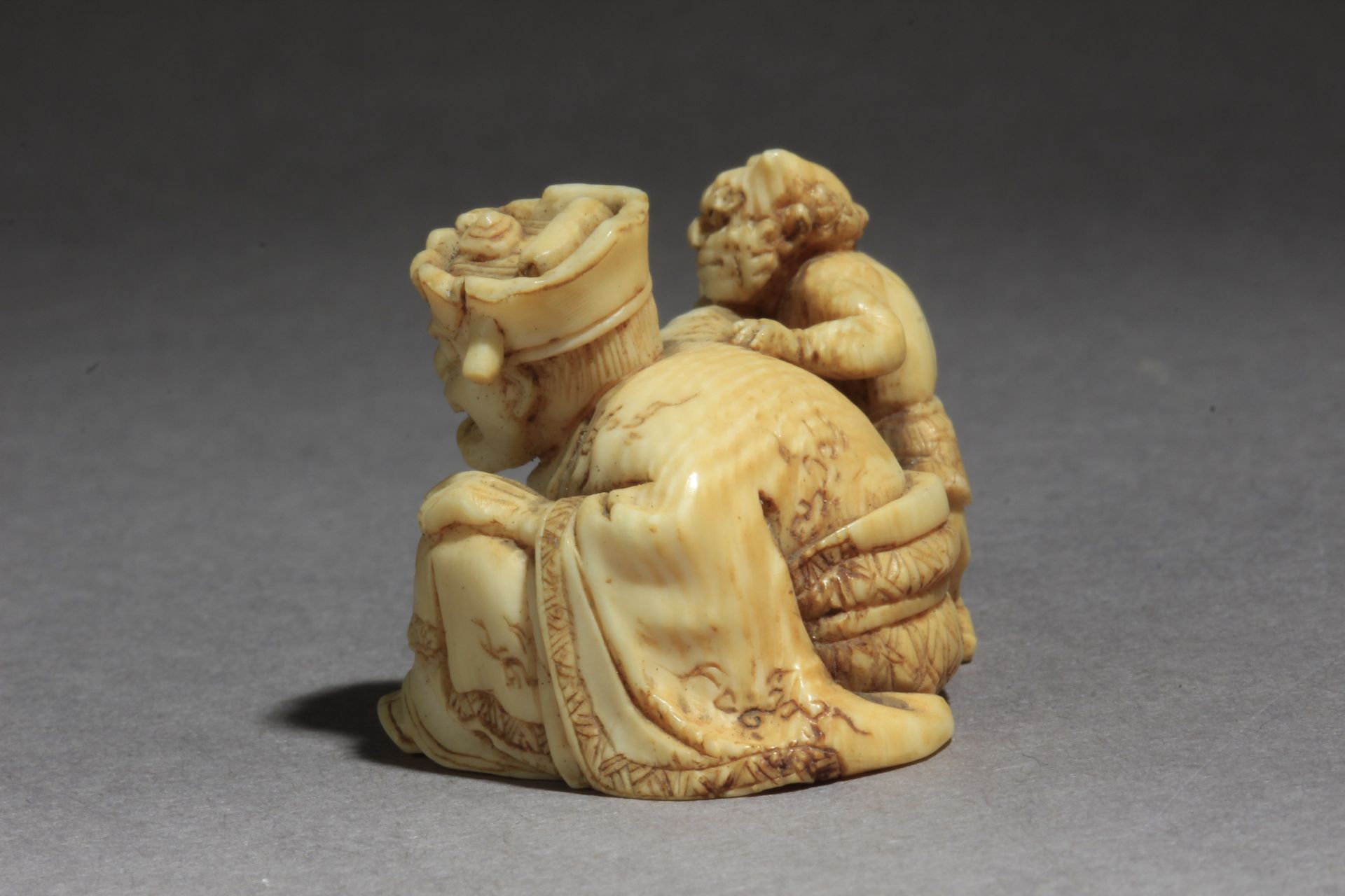 A mid 19th century Japanese netsuke from Edo period - Image 3 of 9