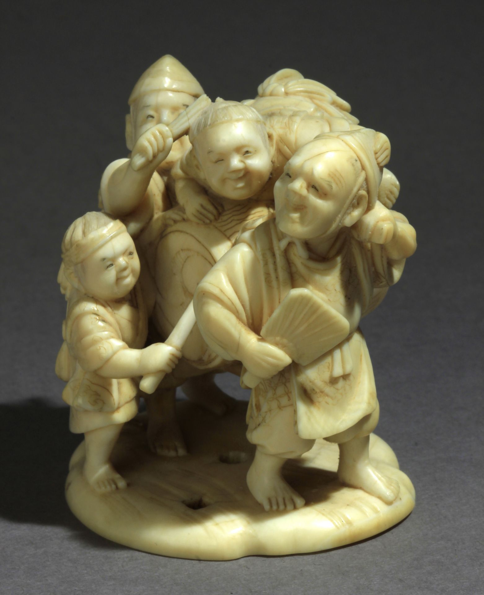 A late 19th century Japanese netsuke okimono from Meiji period - Image 2 of 9