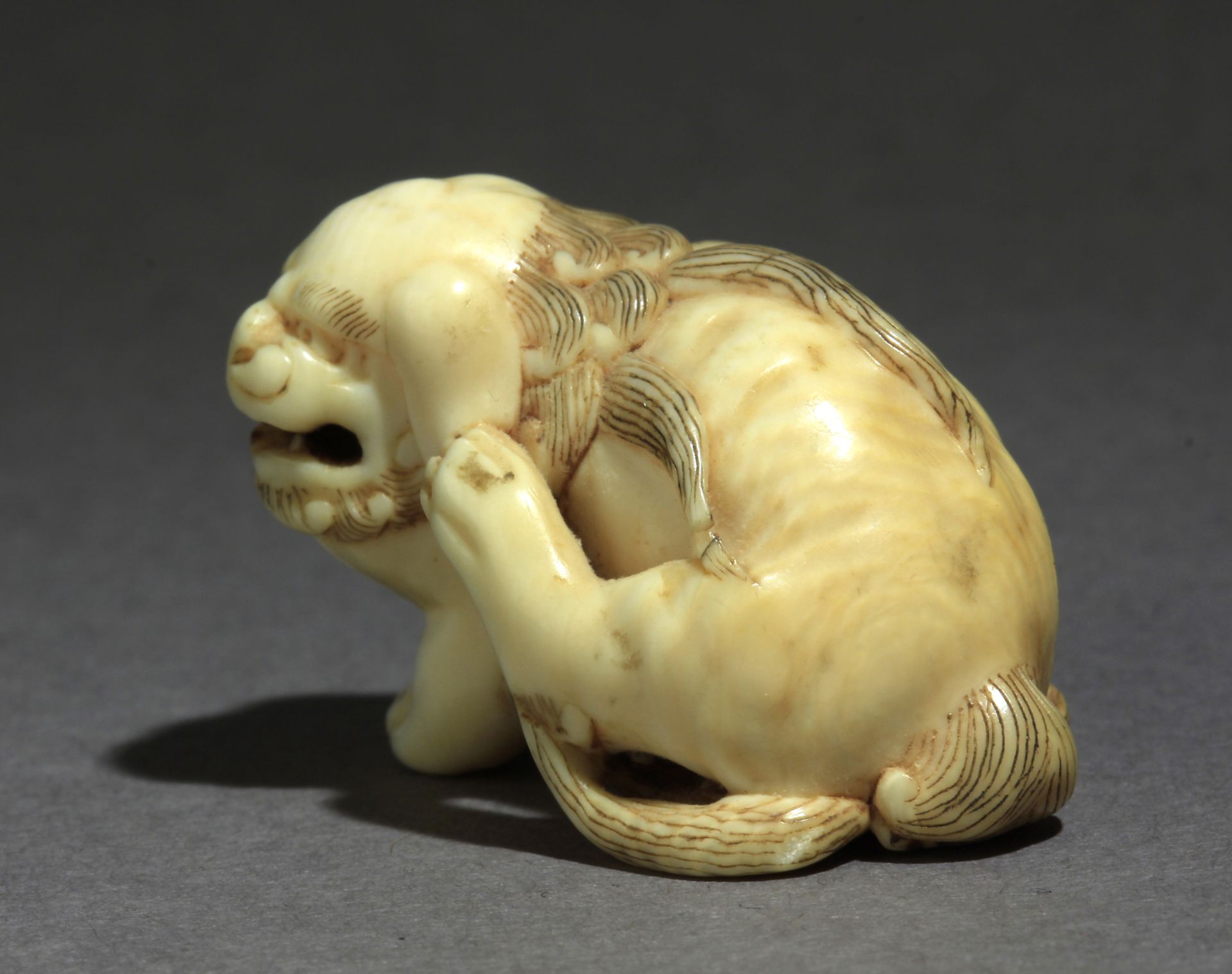 An early 19th century Japanese netsuke from Edo period - Image 2 of 8