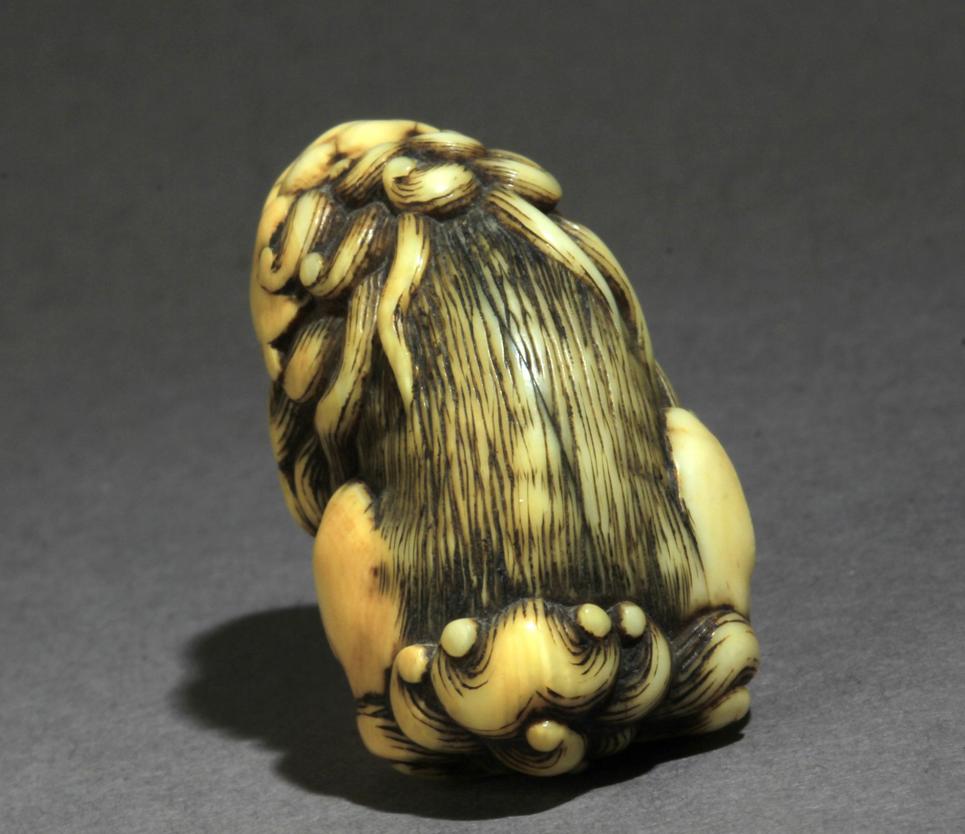 An 18th century Japanese netsuke from Edo period - Image 4 of 7