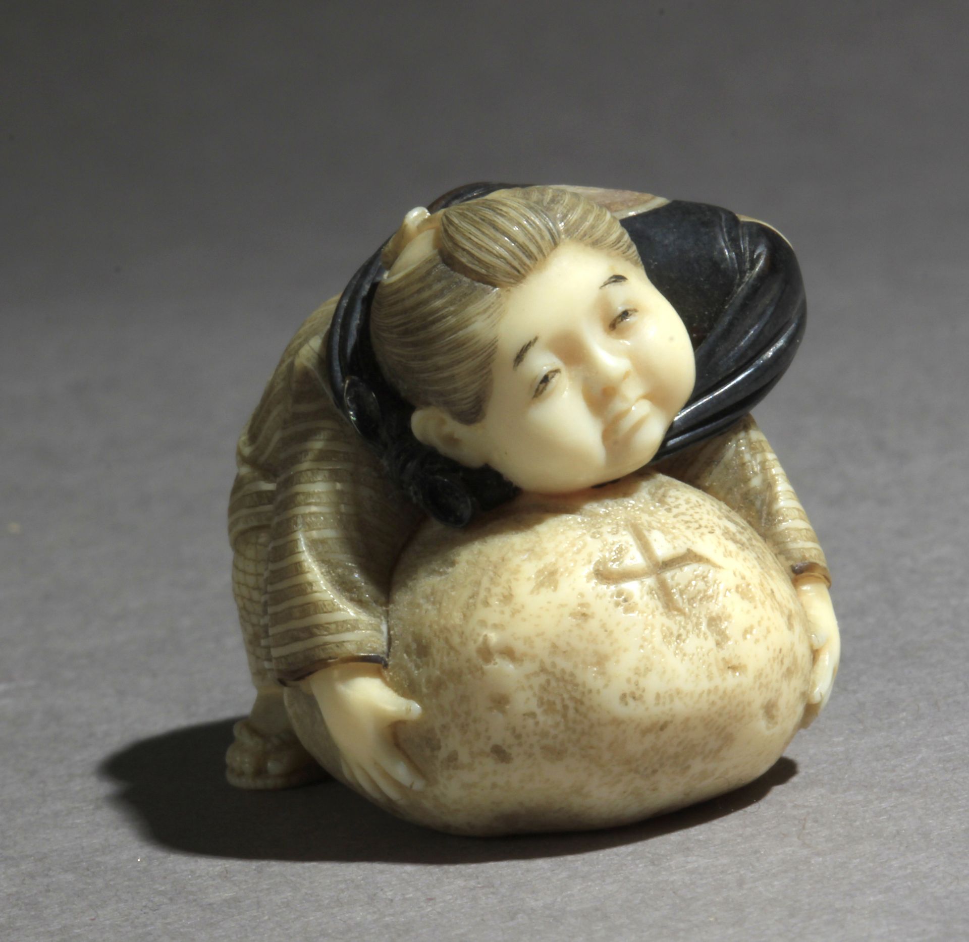 A Japanese netsuke circa 1900 from Meiji period - Bild 2 aus 7