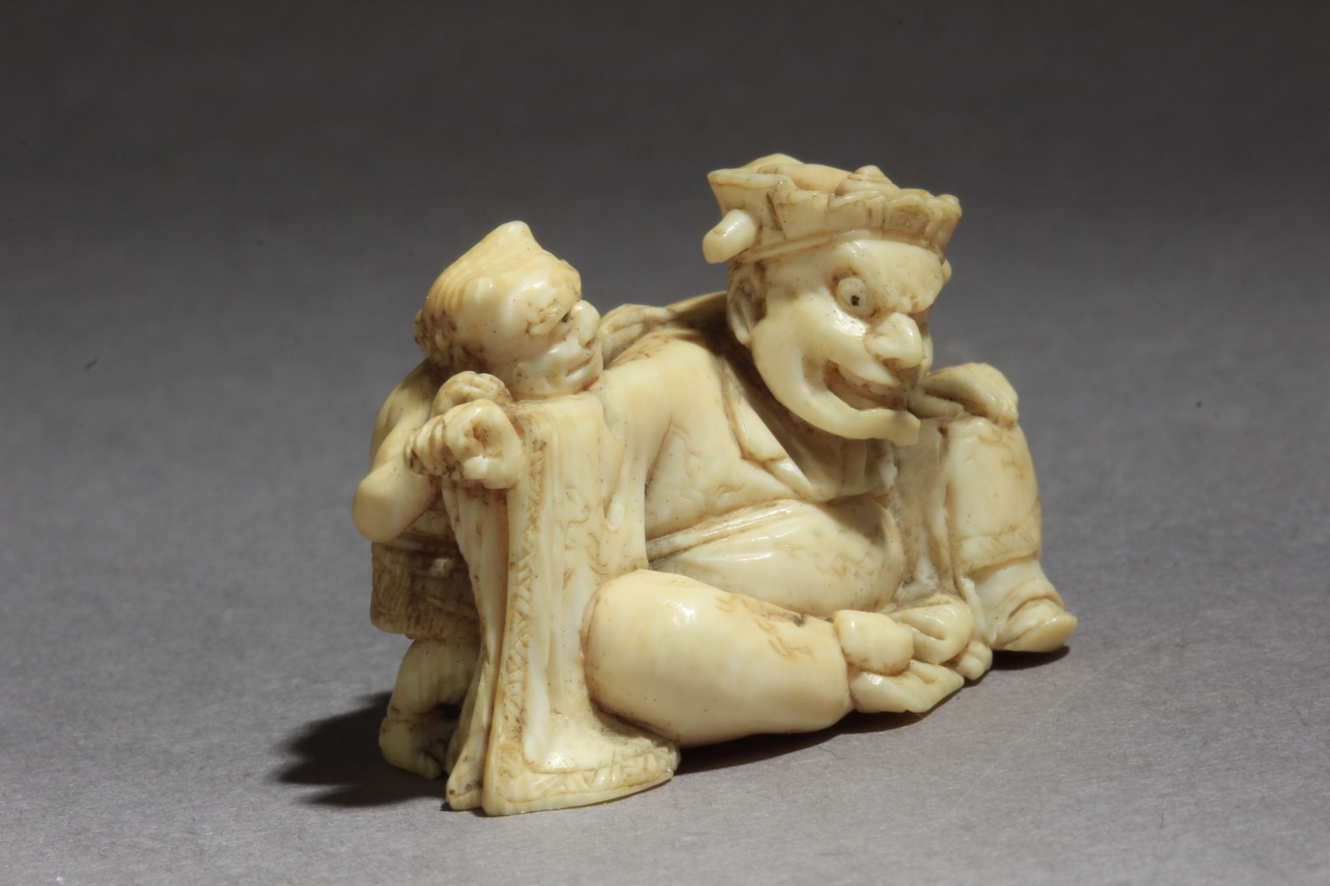 A mid 19th century Japanese netsuke from Edo period - Image 6 of 9