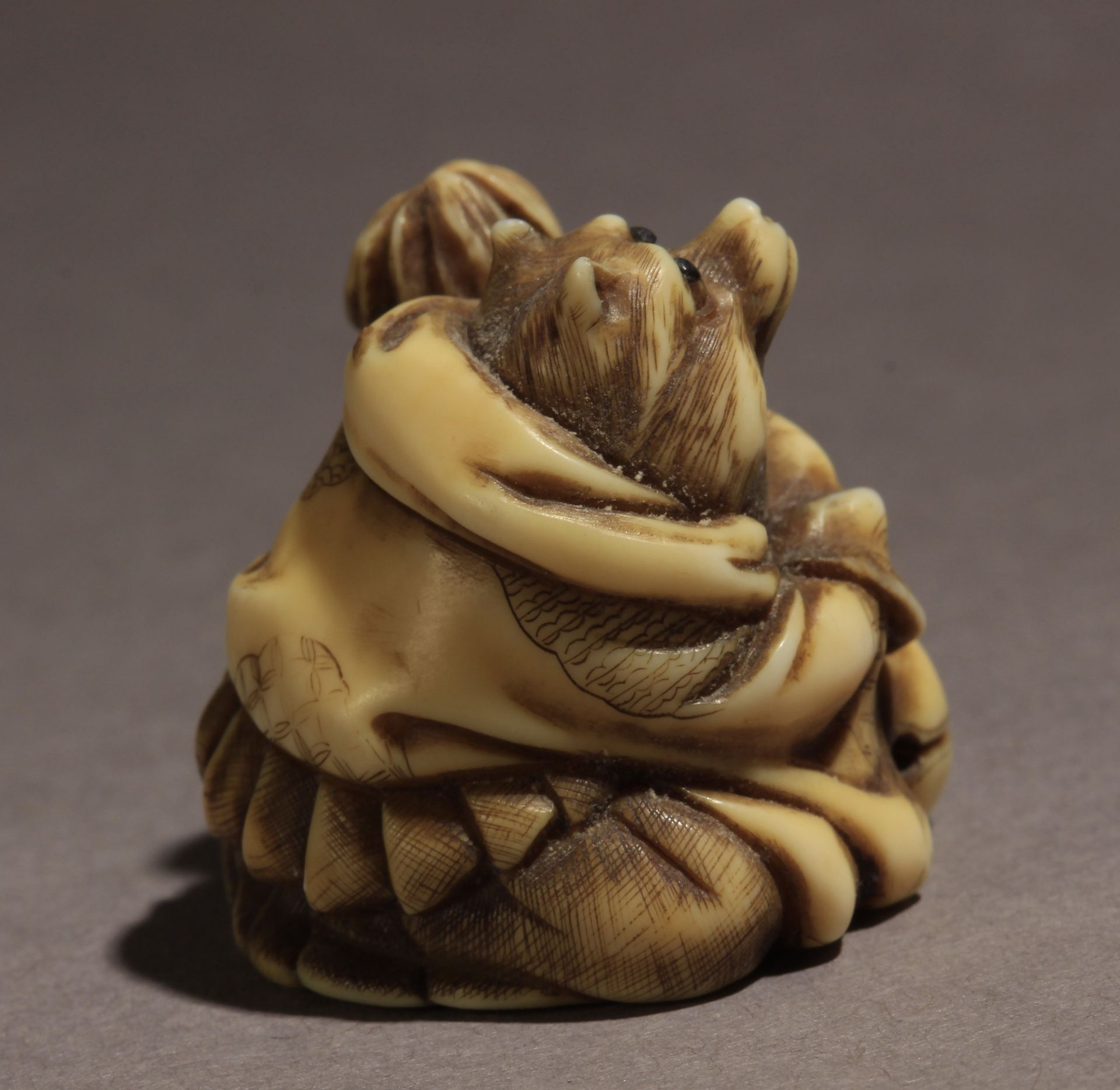 A late 19th century Japanese netsuke from Meiji period - Image 5 of 8