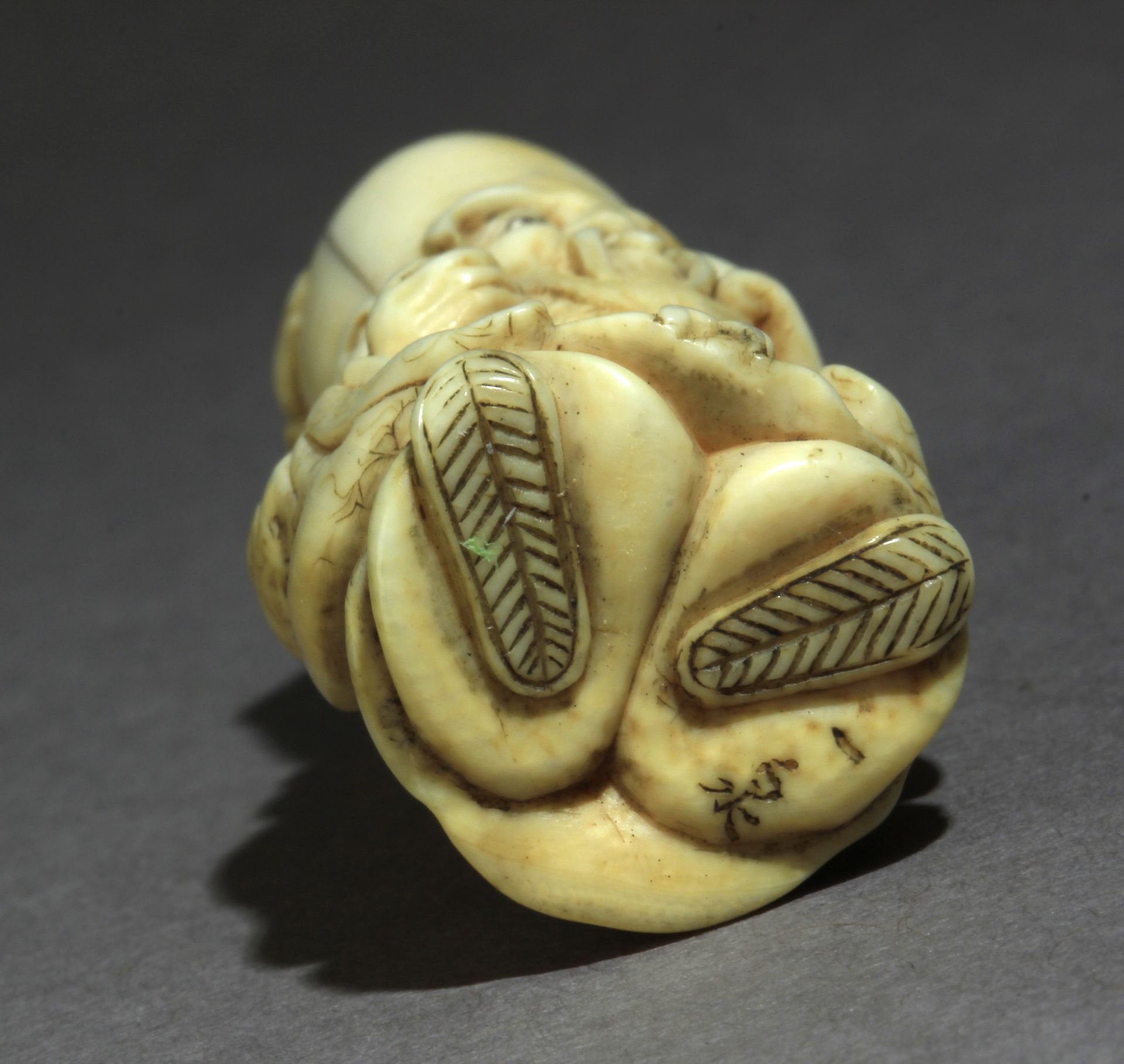 A late 19th century Japanese netsuke from Meiji period - Image 7 of 8