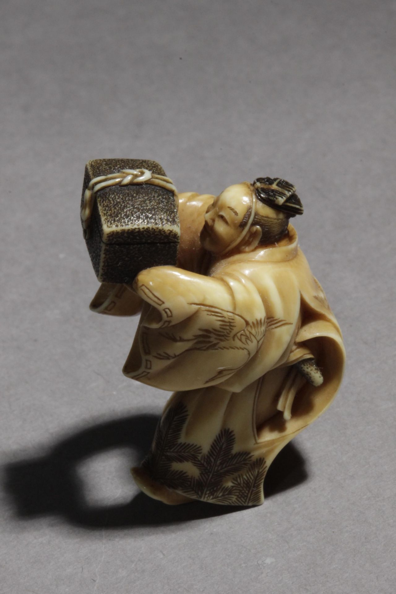 A 19th century Japanese netsuke from Meiji period - Image 9 of 15