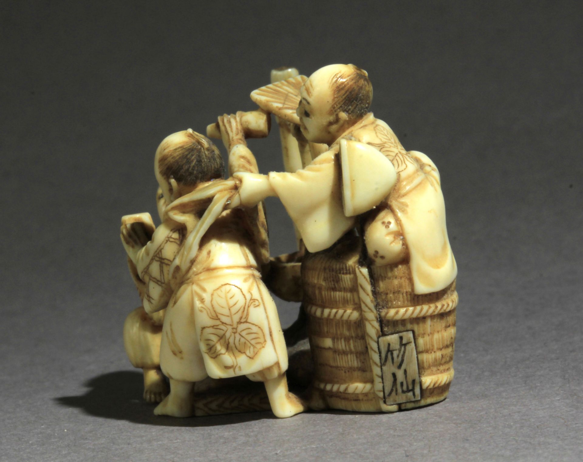 A late 19th century Japanese netsuke-okimono from Meiji period - Bild 2 aus 7