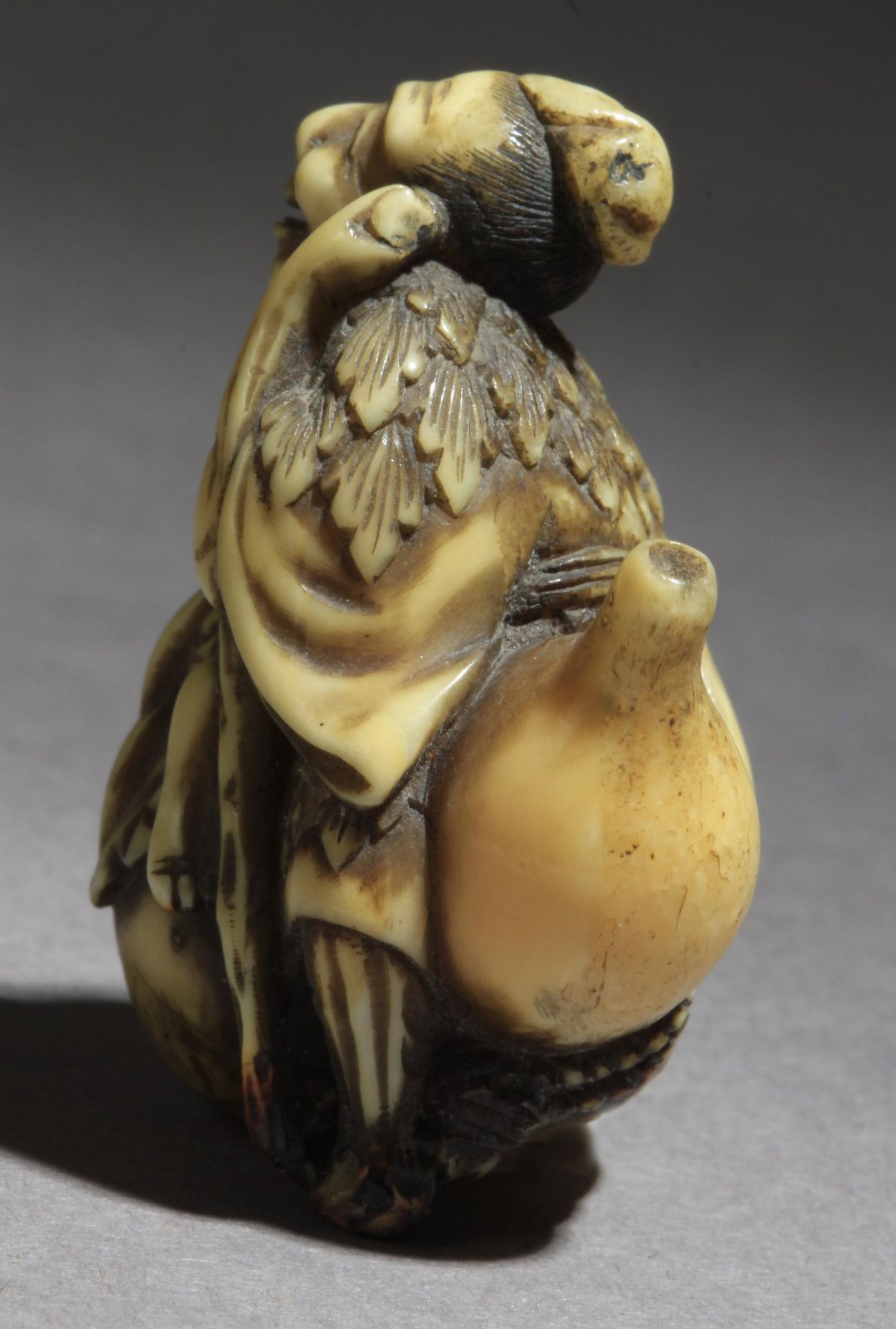 A mid 19th century Japanese netsuke from Edo period - Image 3 of 7