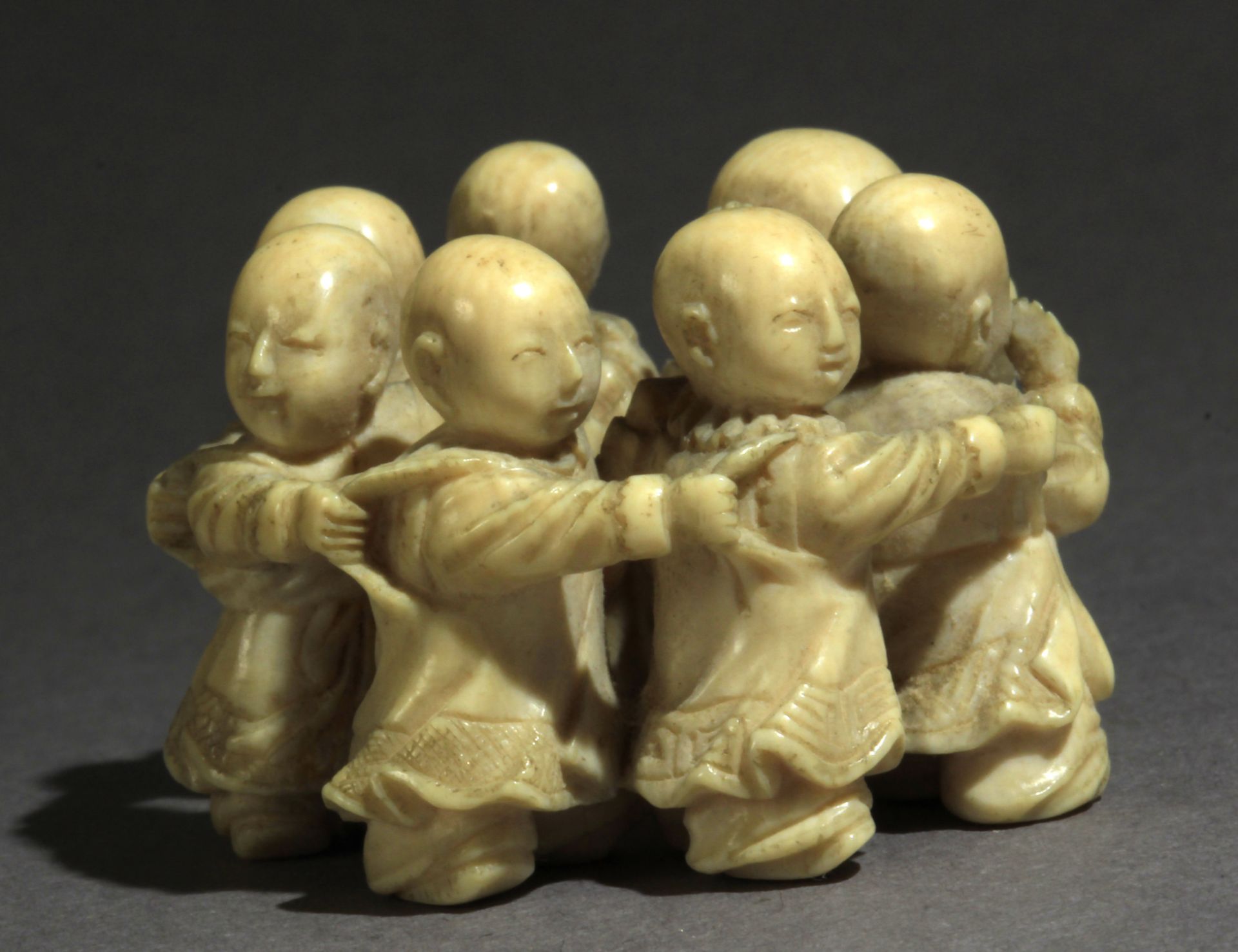 A late 19th century Japanese netsuke from Meiji period - Image 3 of 7