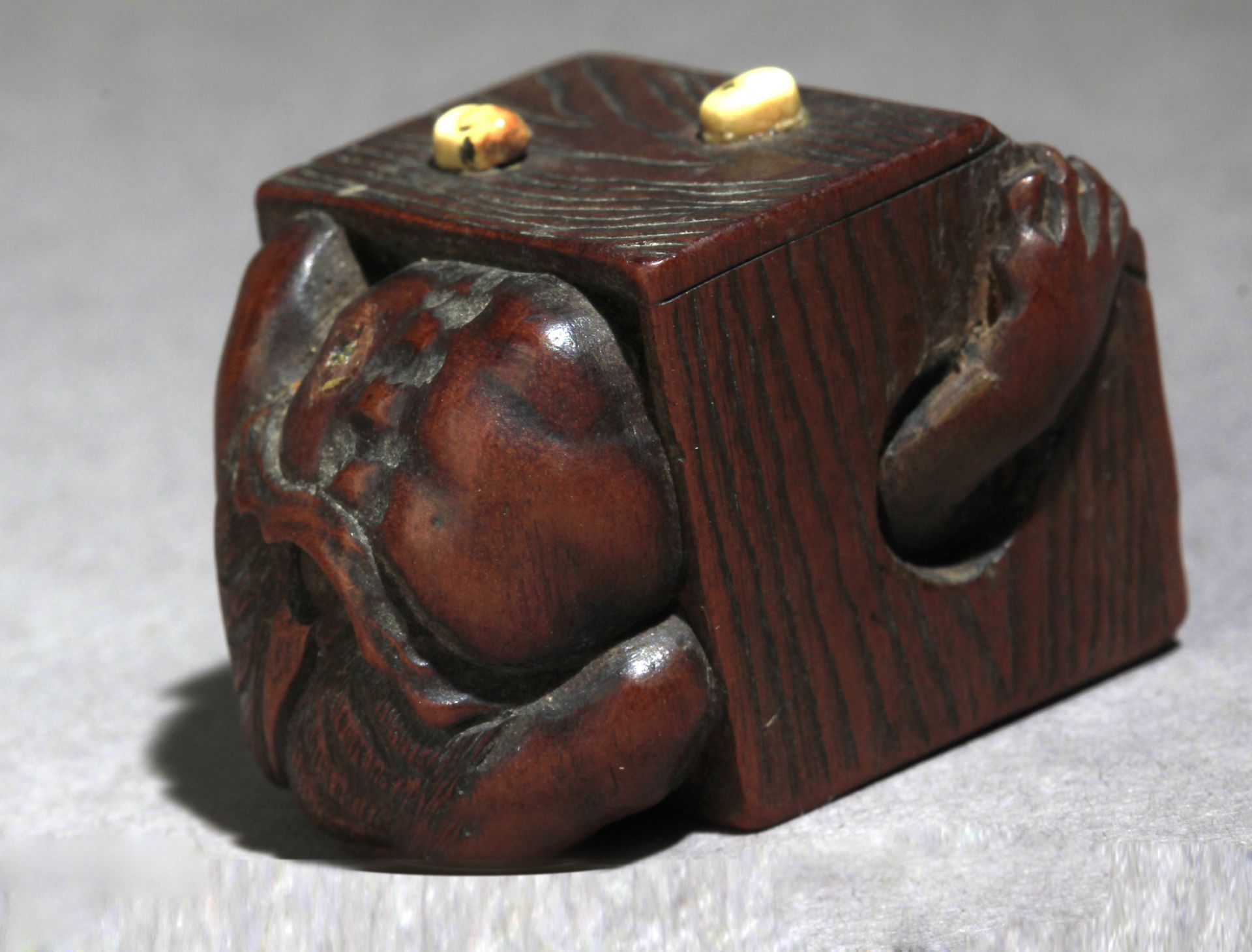 A 19th century Japanese netsuke from Meiji period - Image 9 of 13