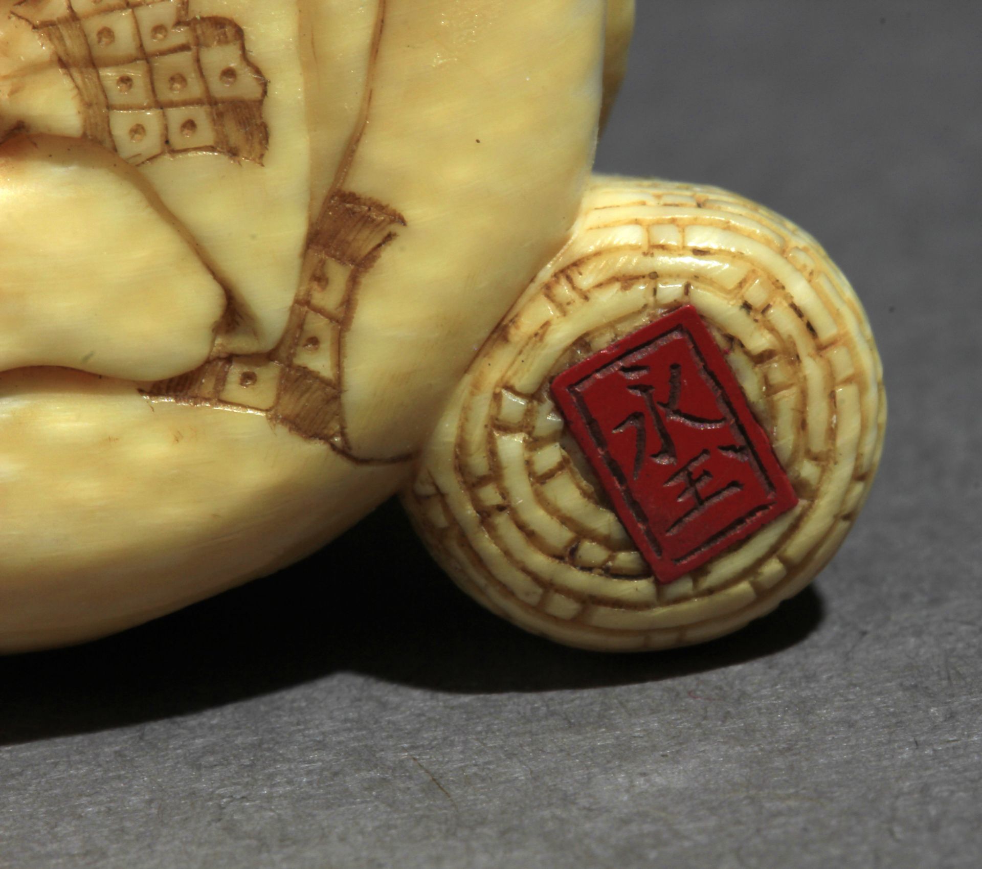 A Japanese netsuke circa 1860-1890 from Meiji period - Bild 8 aus 8