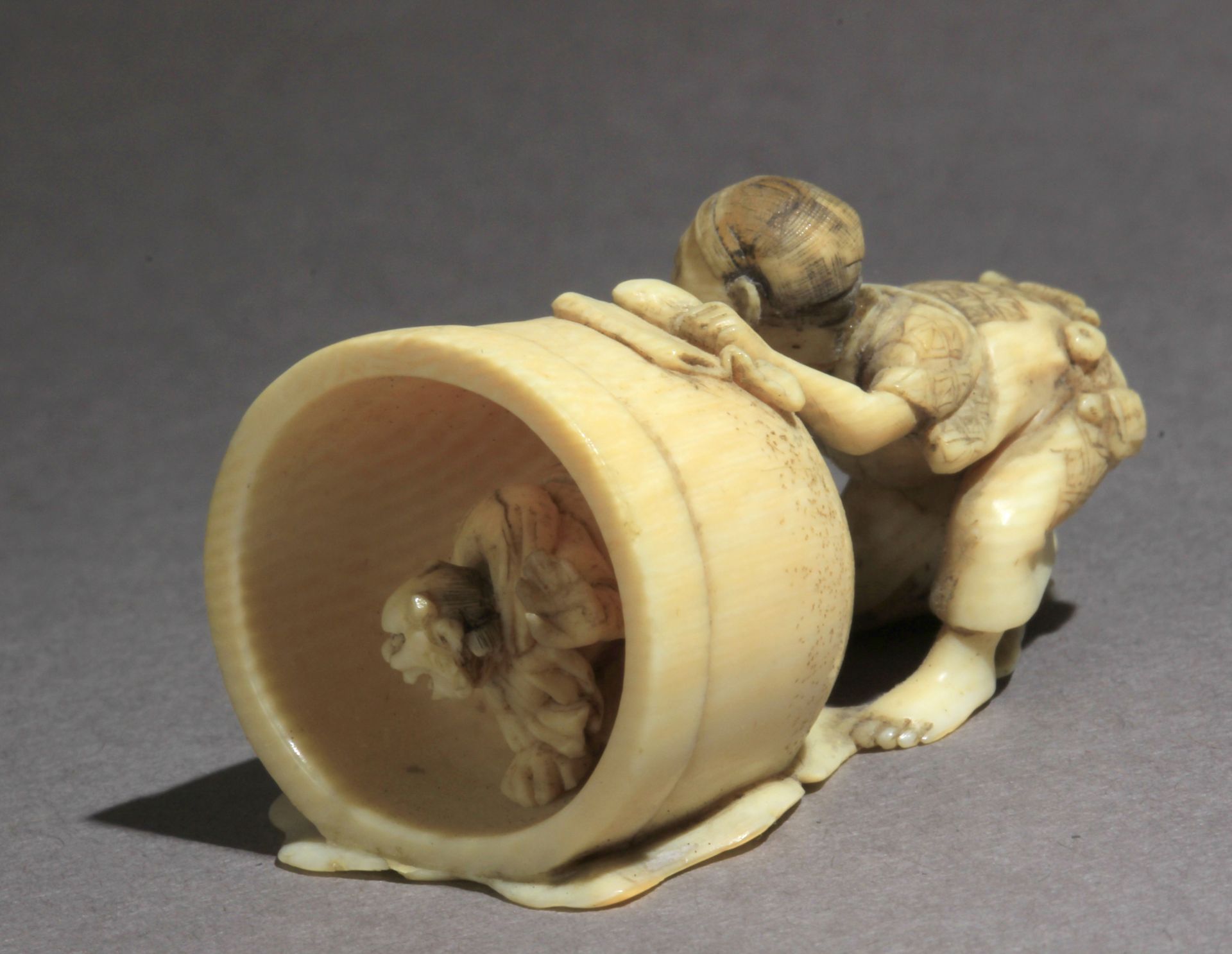 A mid 19th century netsuke-okimono from Edo-Meiji period - Bild 5 aus 7