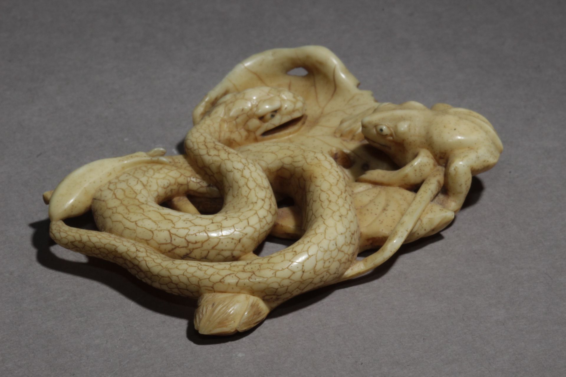 A 19th century Japanese netsuke from Meiji period - Image 3 of 8