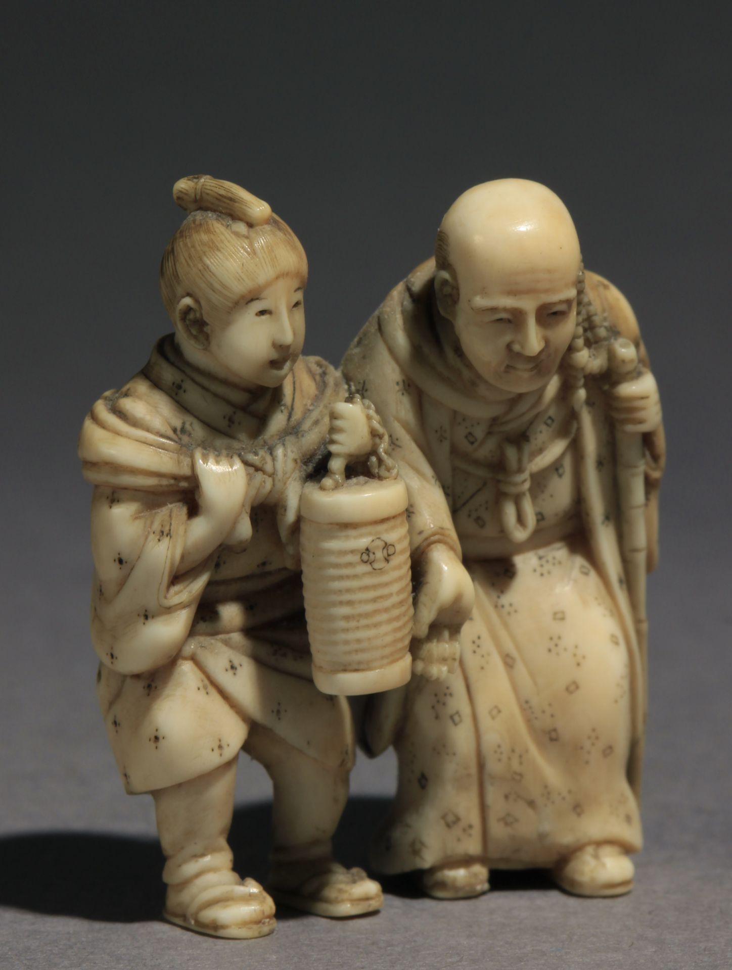 A mid 19th century Japanese netsuke from Edo-Meiji period - Image 2 of 7