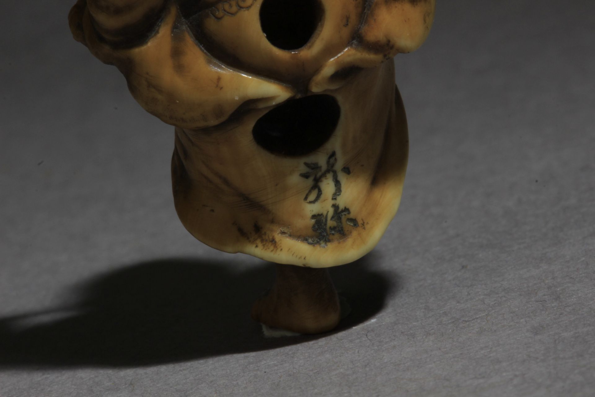 A 19th century Japanese netsuke - Image 6 of 7