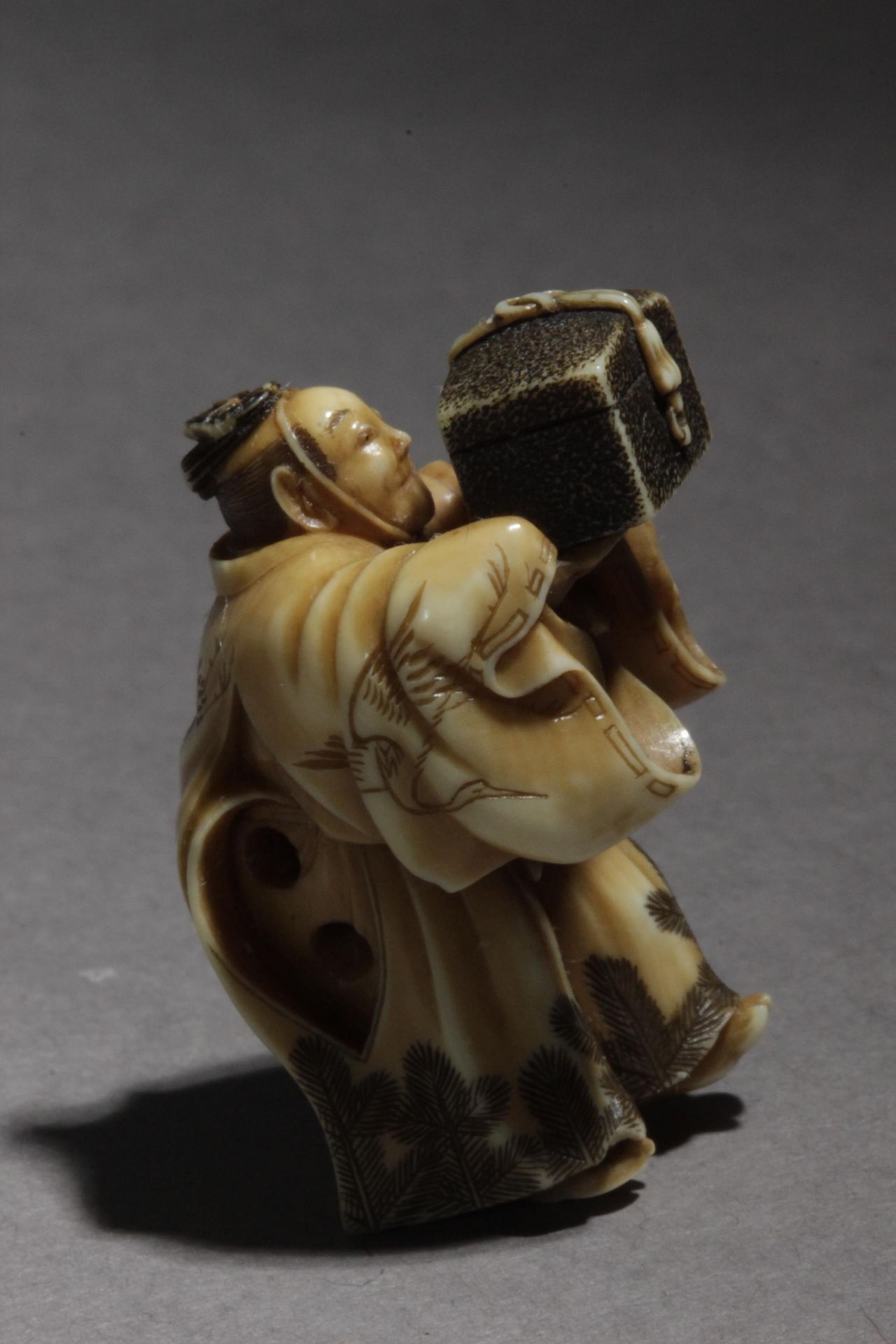 A 19th century Japanese netsuke from Meiji period - Image 13 of 15