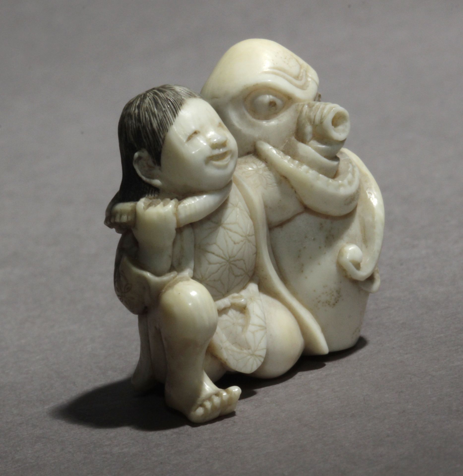 A mid 19th century Japanese netsuke from Edo period - Image 5 of 7