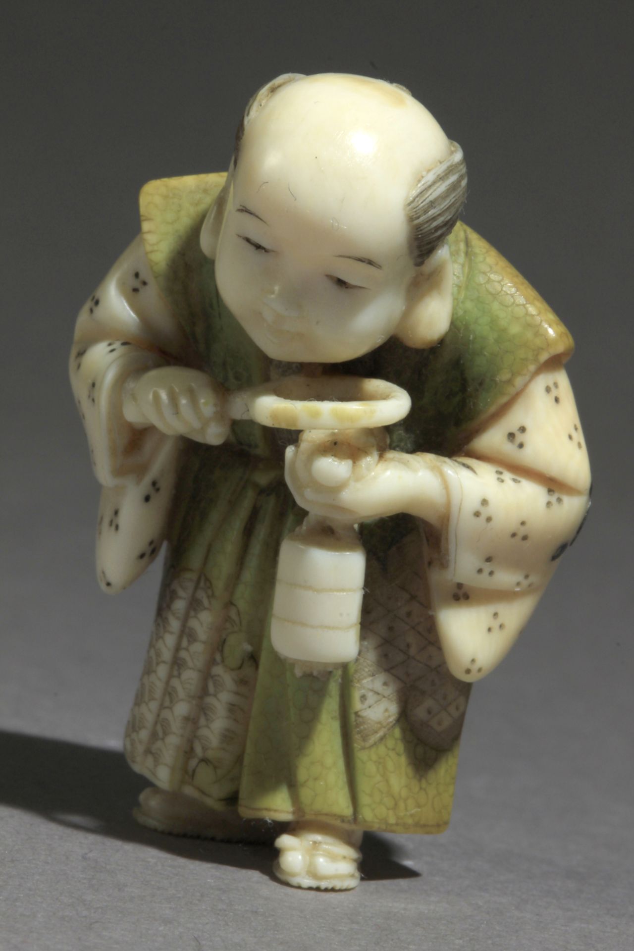 A Japanese netsuke from Meiji period circa 1900 - Image 2 of 7