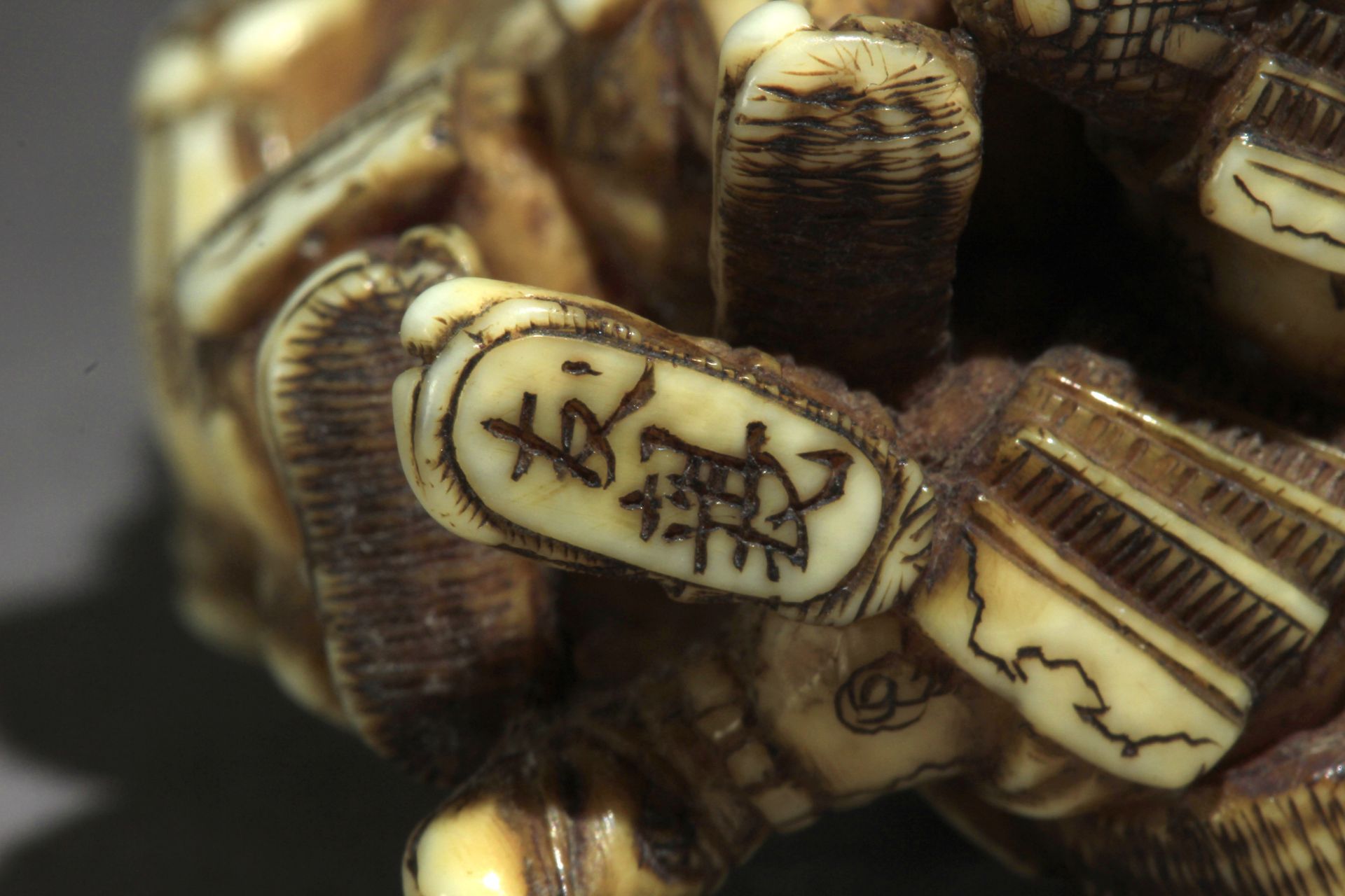 A 19th century Japanese netsuke - Image 7 of 7