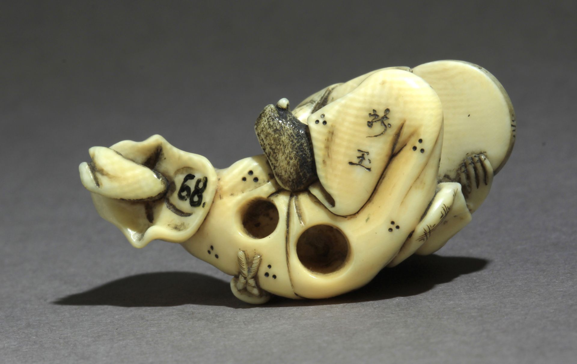 A mid 19th century Japanese netsuke from Meiji period. - Image 6 of 7