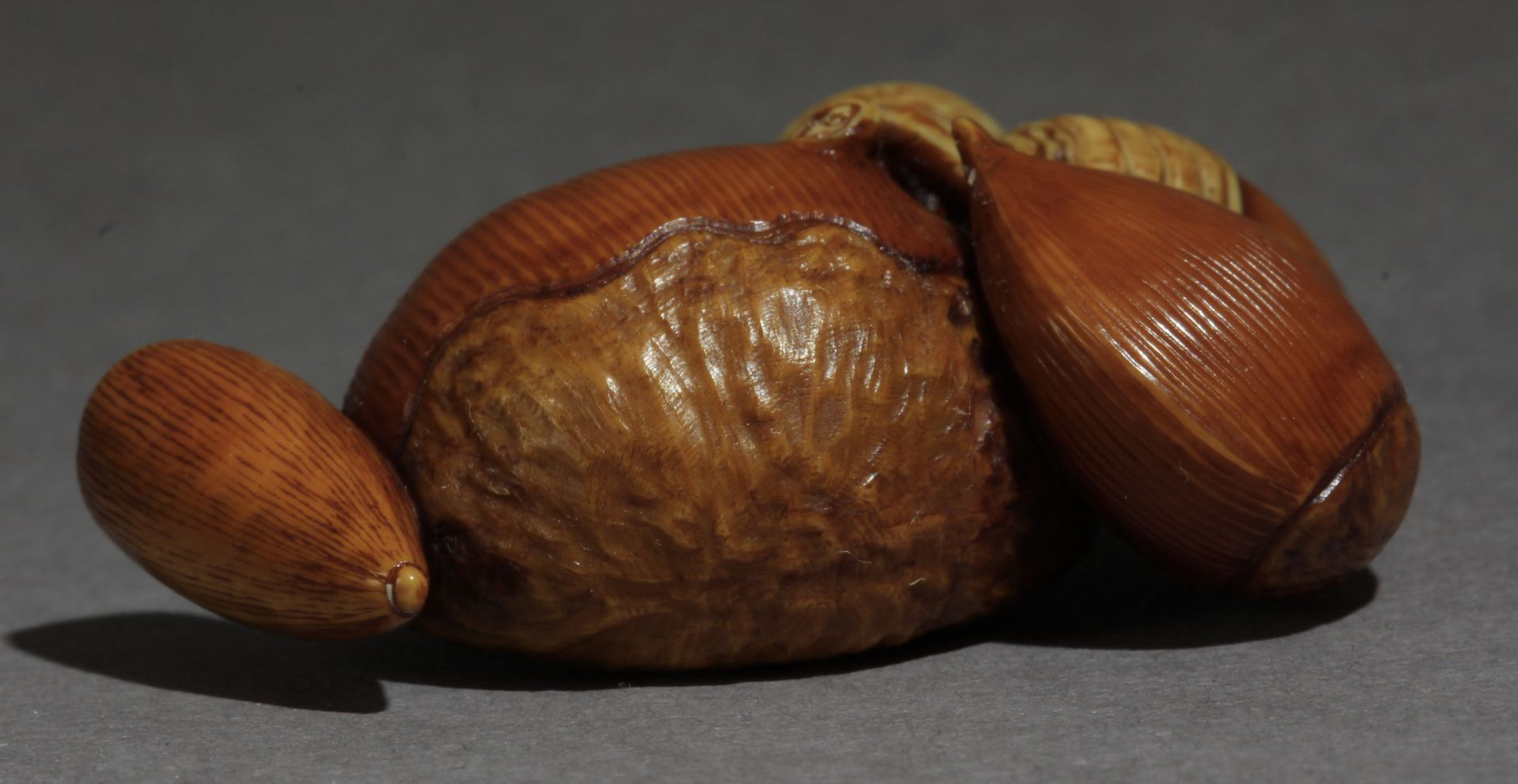 A 19th century Japanese netsuke from Meiji period - Image 4 of 6