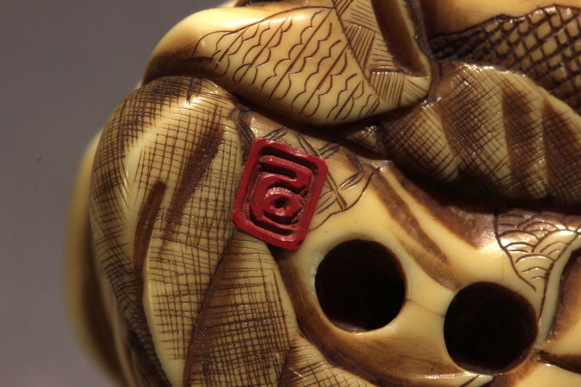 A late 19th century Japanese netsuke from Meiji period - Image 8 of 8