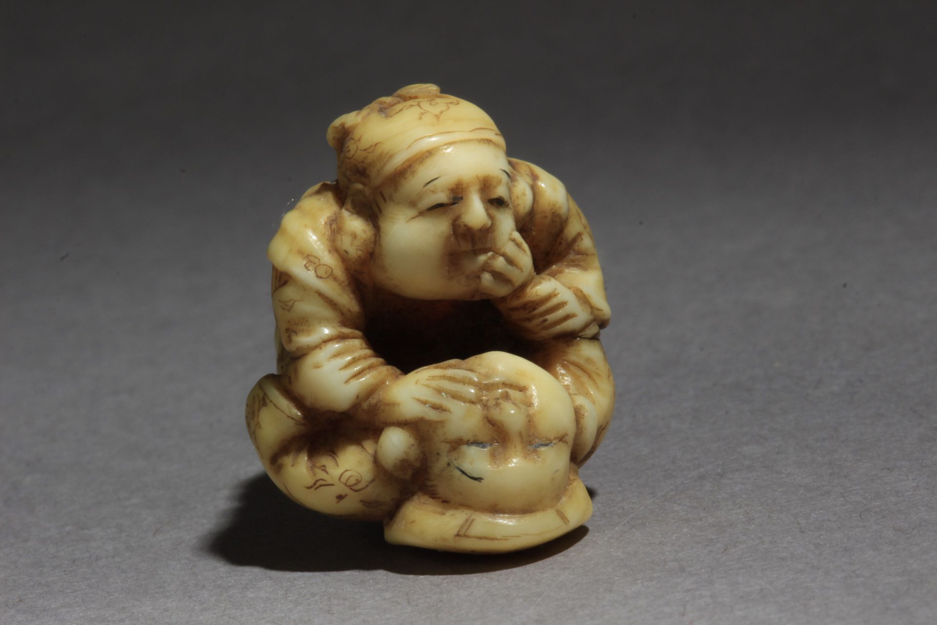 A 19th century Japanese netsuke - Image 2 of 6