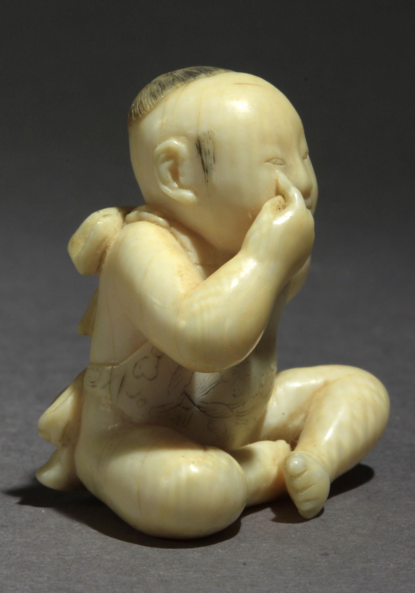 A 19th century Japanese netsuke from Meiji period - Image 7 of 9