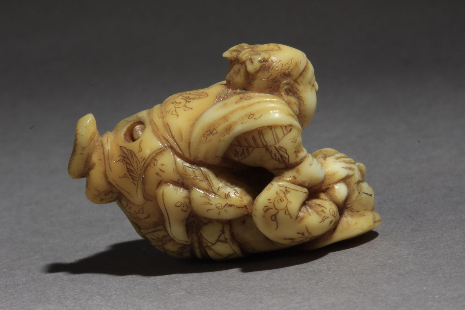 A 19th century Japanese netsuke - Image 3 of 6