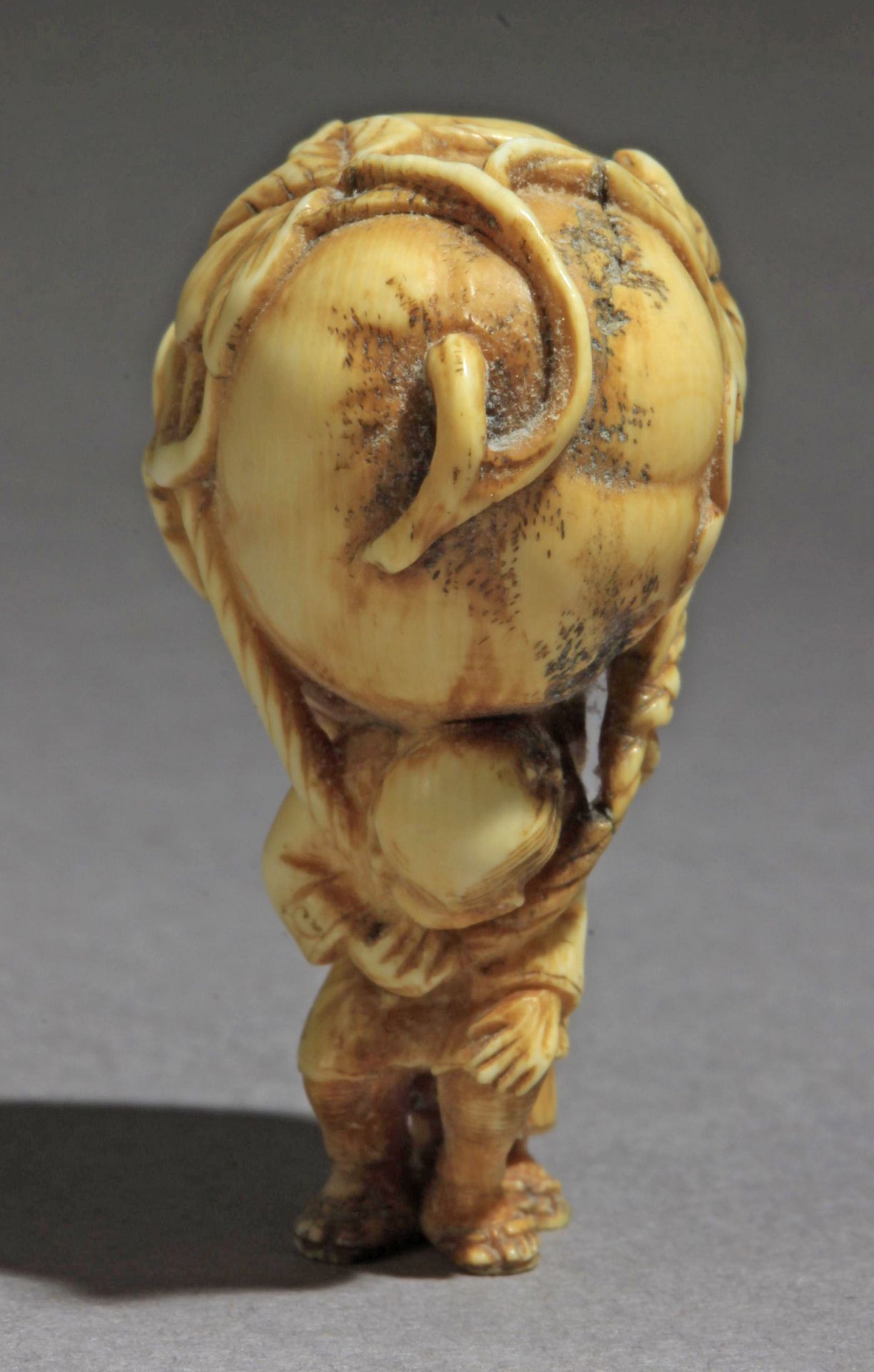 A mid 19th century Japanese netsuke from Edo period - Image 4 of 7