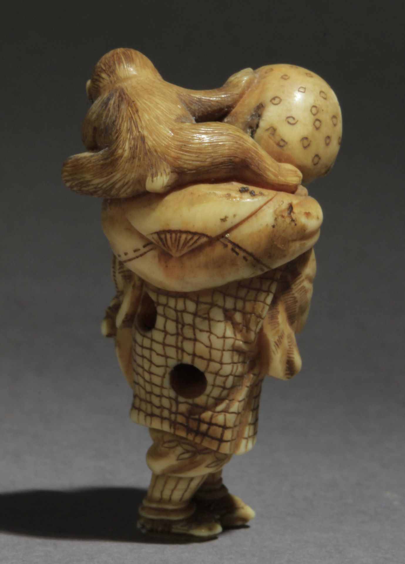 A late 19th century Japanese netsuke from Meiji period - Image 4 of 6