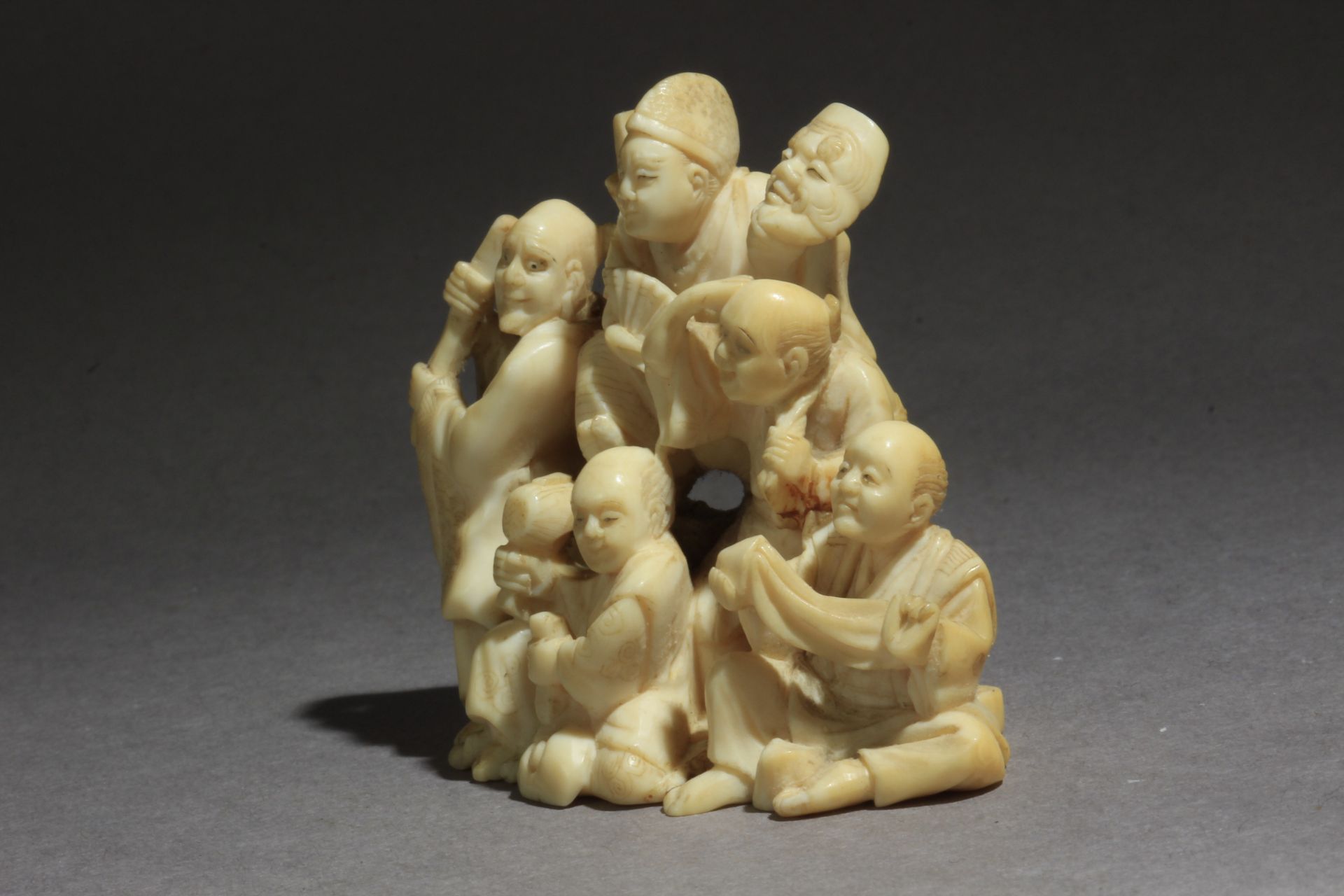 A late 19th century Japanese netsuke from Meiji period - Image 2 of 7