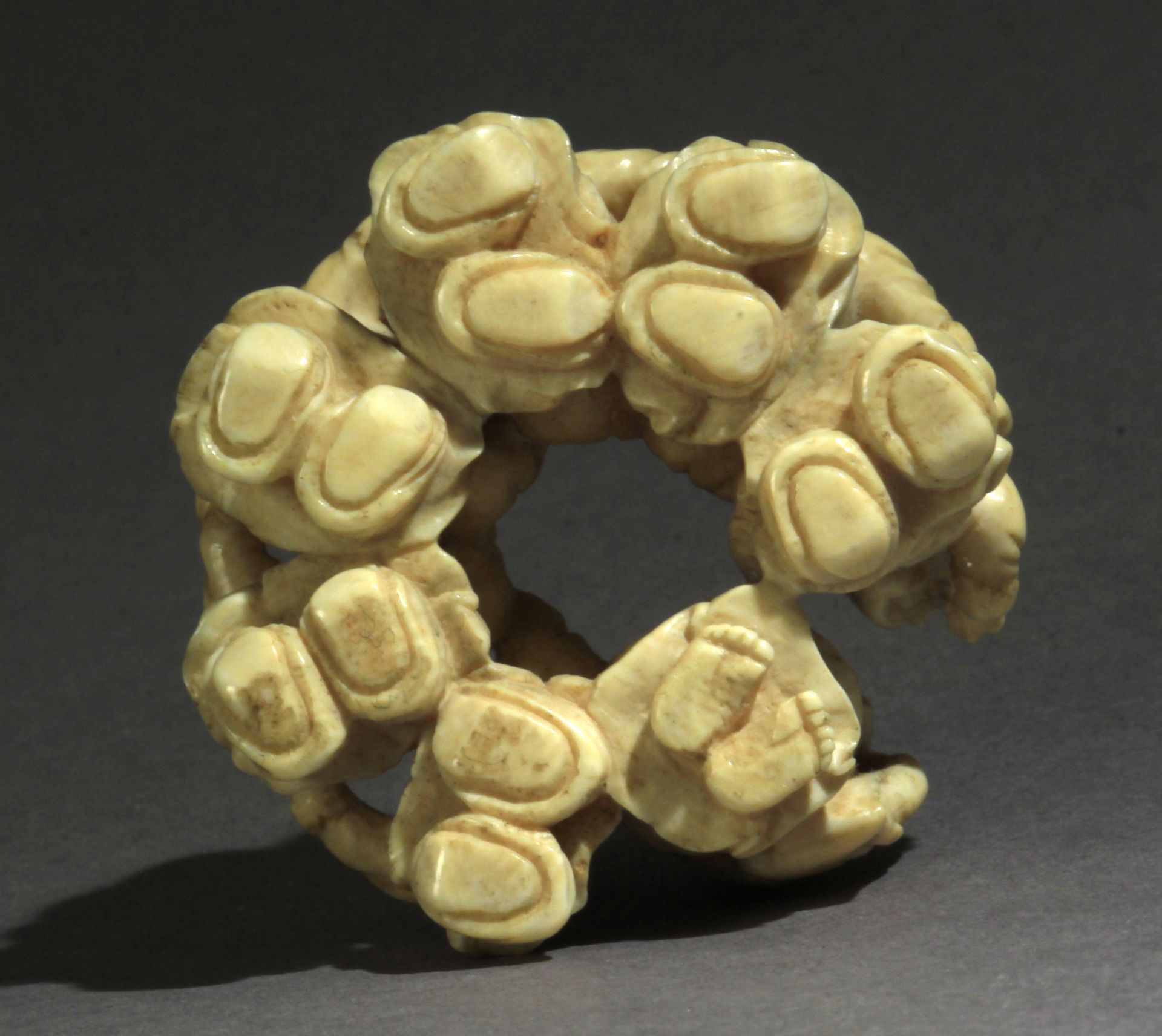 A late 19th century Japanese netsuke from Meiji period - Image 7 of 7