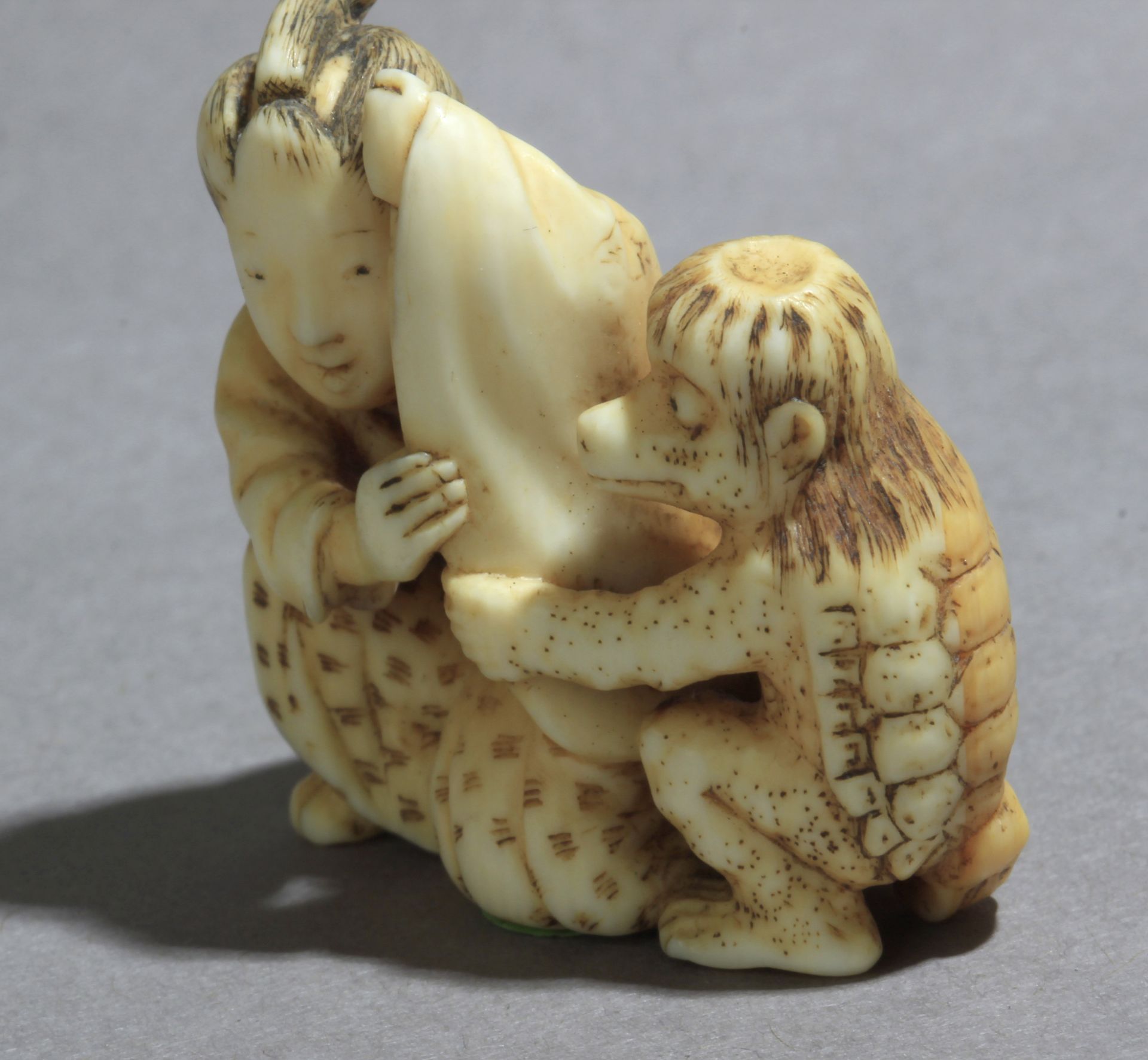 A mid 19th century Japanese netsuke from Edo period - Image 2 of 8