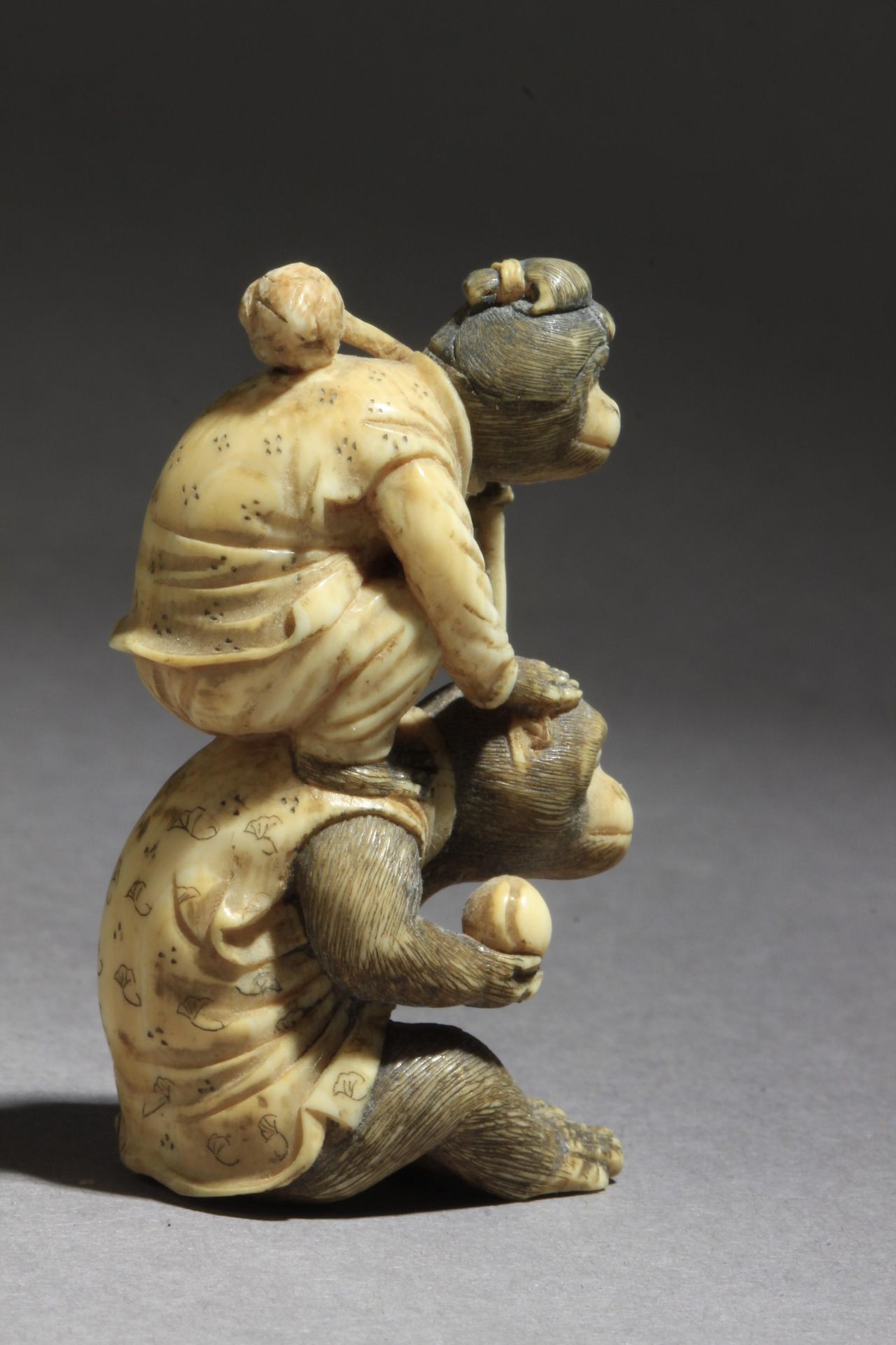 A mid 19th century Japanese netsuke - Image 8 of 11