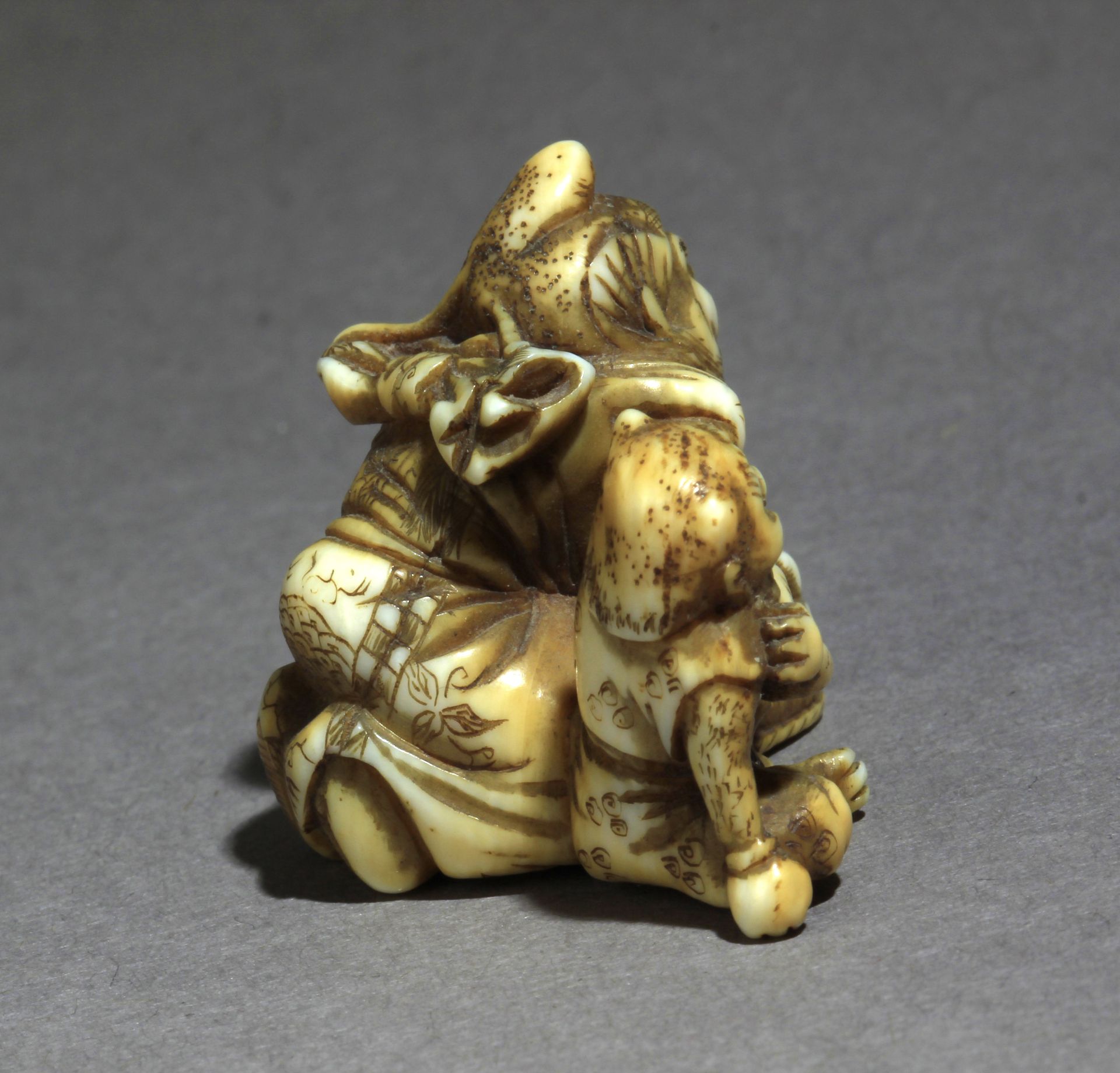 An early 20th century Japanese netsuke from Meiji period - Image 5 of 7