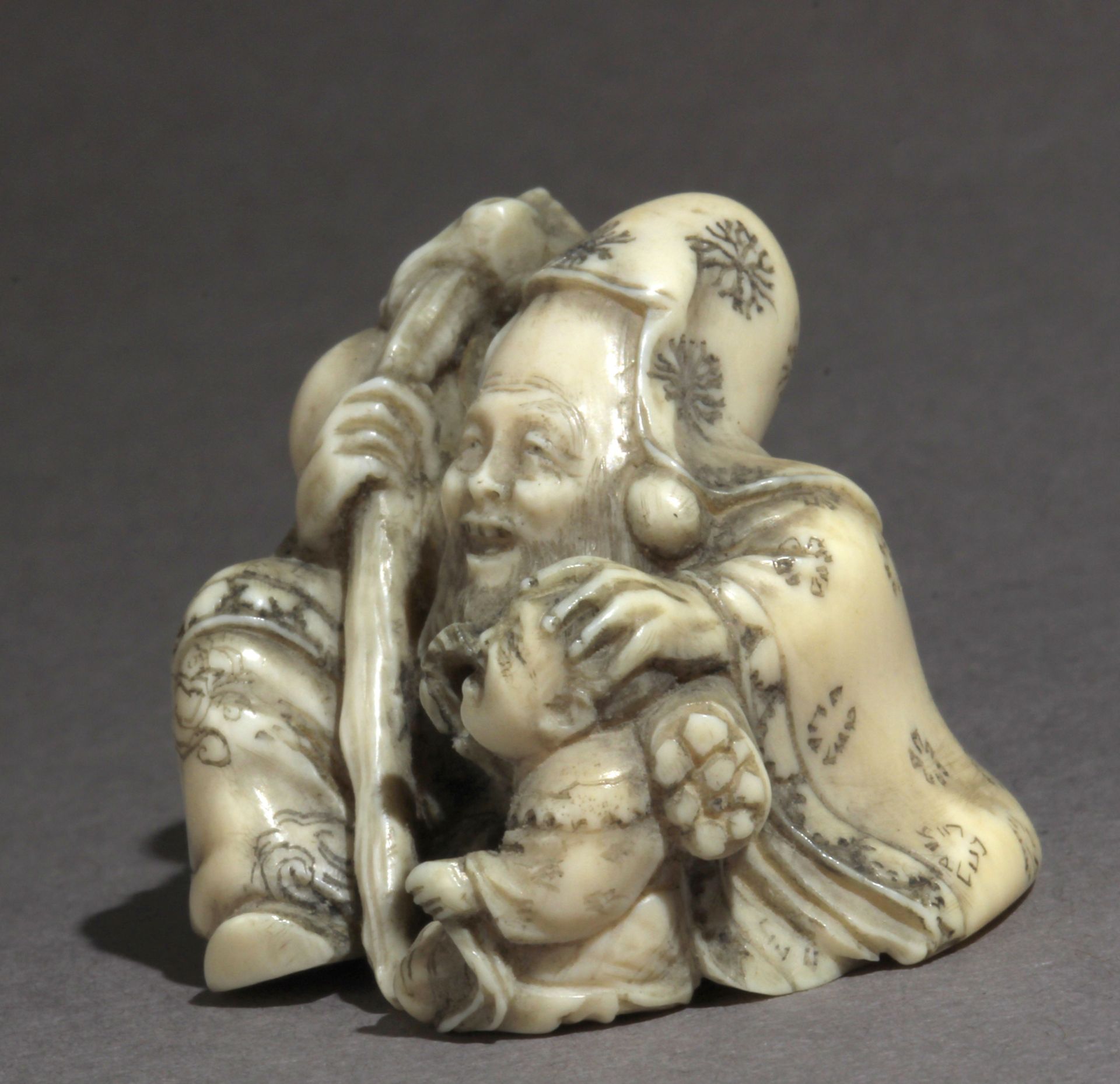 A late 19th century Japanese netsuke from Meiji period - Image 3 of 7