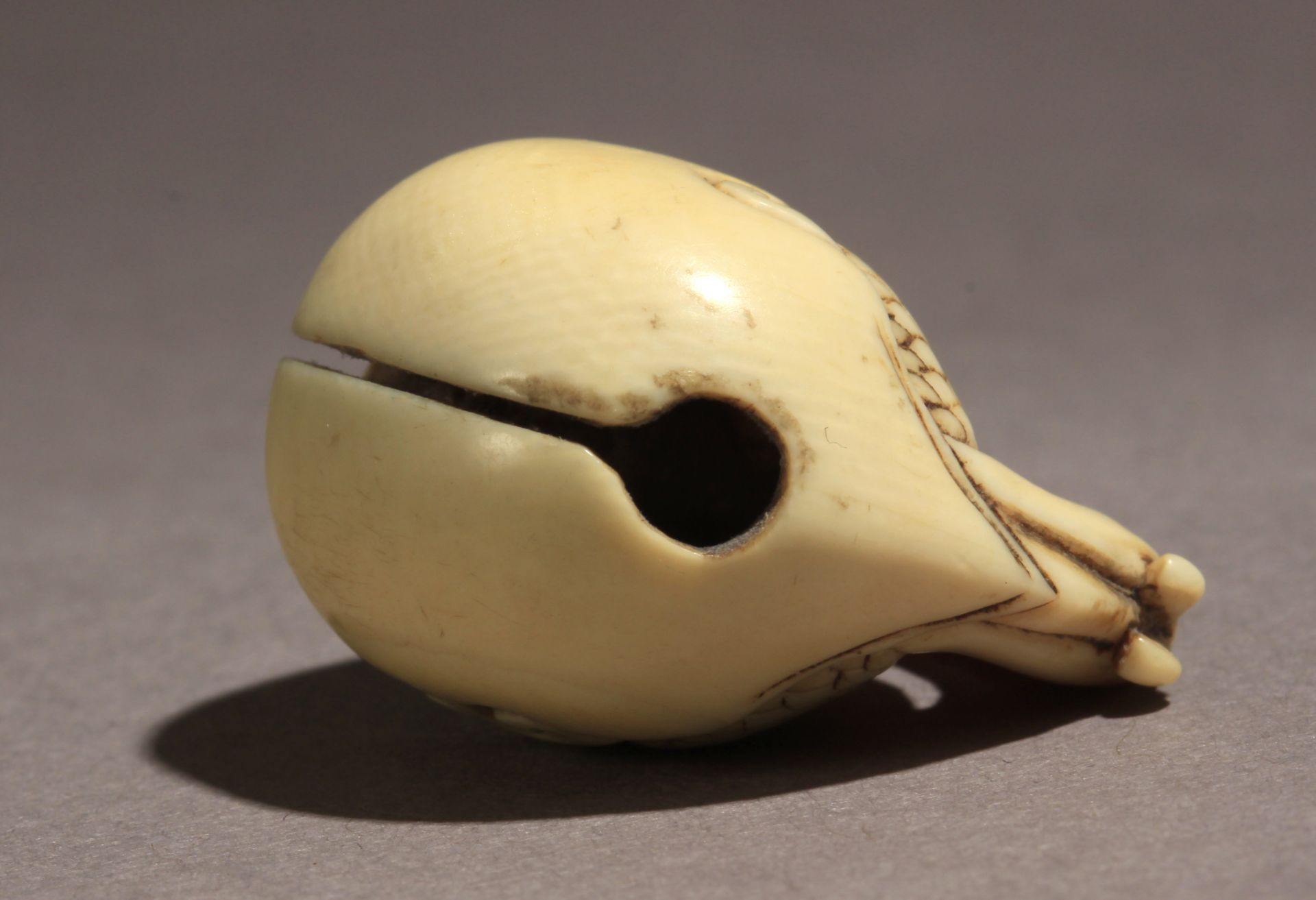 A 19th century Japanese netsuke-mokugyo from Meiji period - Image 5 of 5