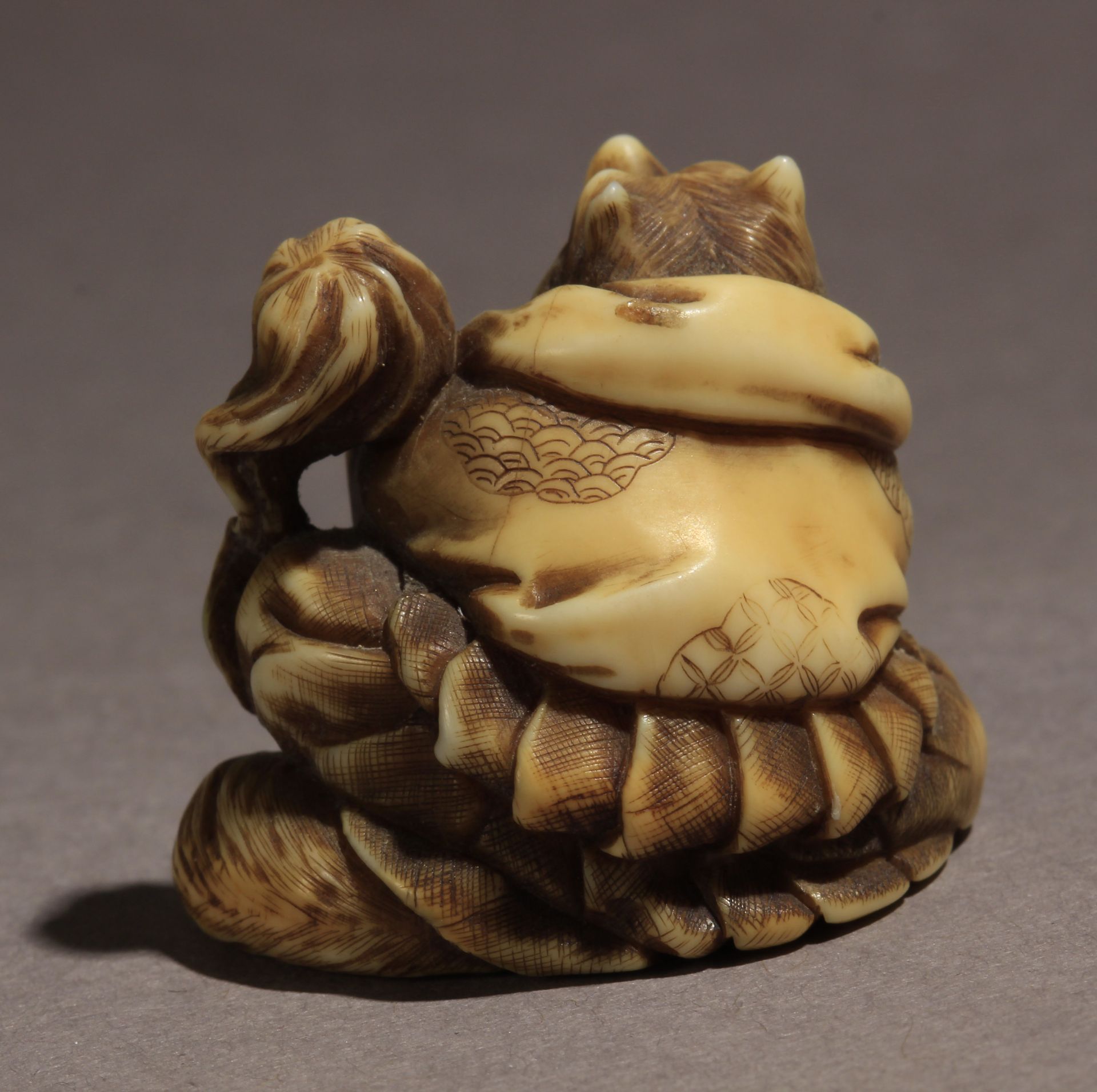 A late 19th century Japanese netsuke from Meiji period - Image 4 of 8