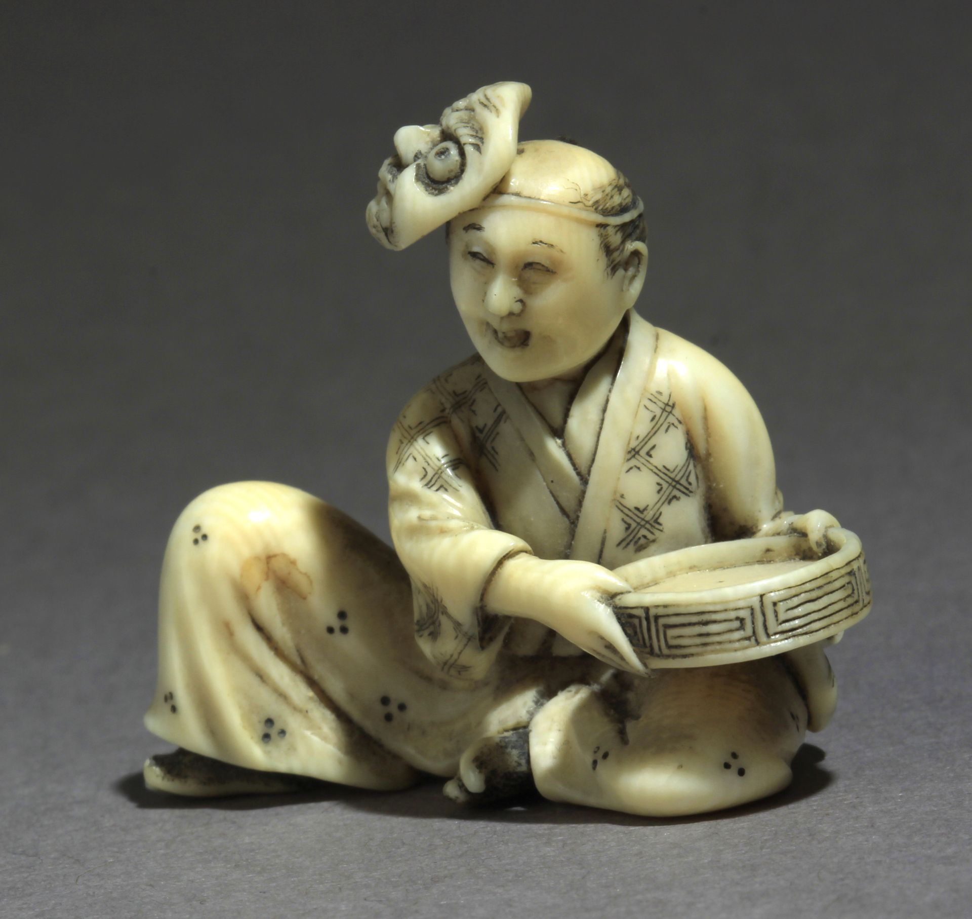 A mid 19th century Japanese netsuke from Meiji period. - Image 2 of 7