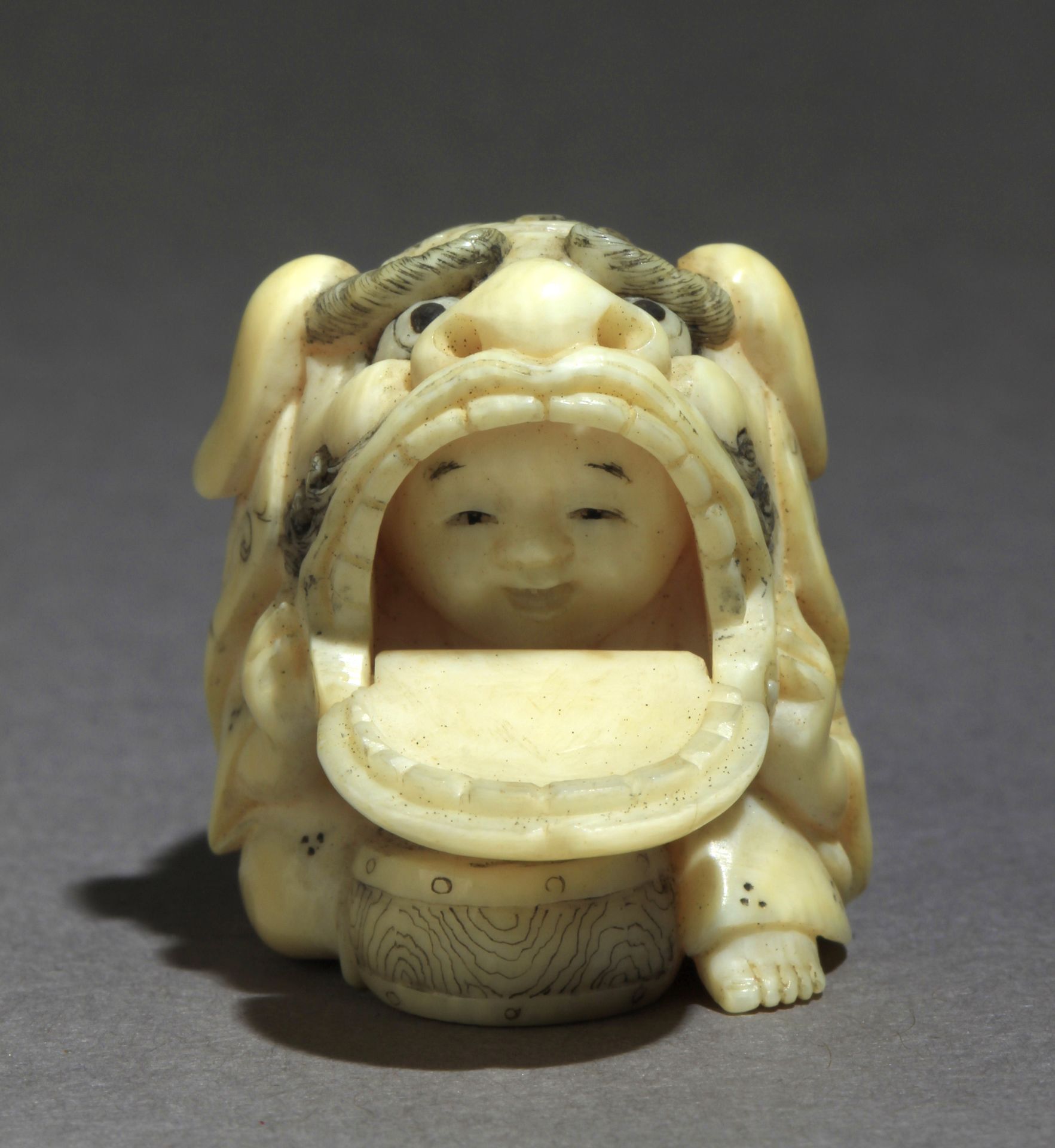 A late 19th century Japanese netsuke from Meiji period - Image 2 of 8