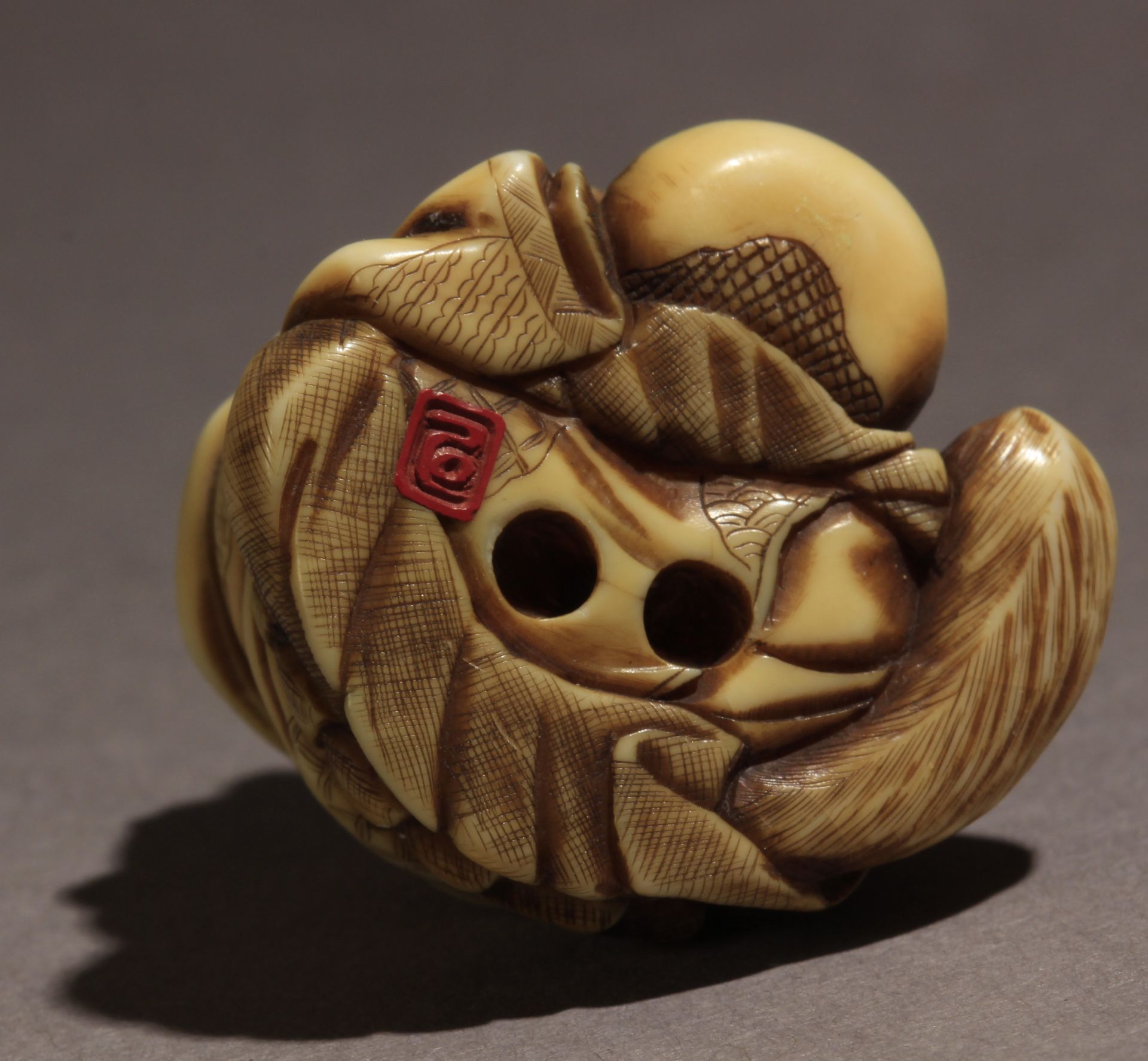 A late 19th century Japanese netsuke from Meiji period - Image 7 of 8