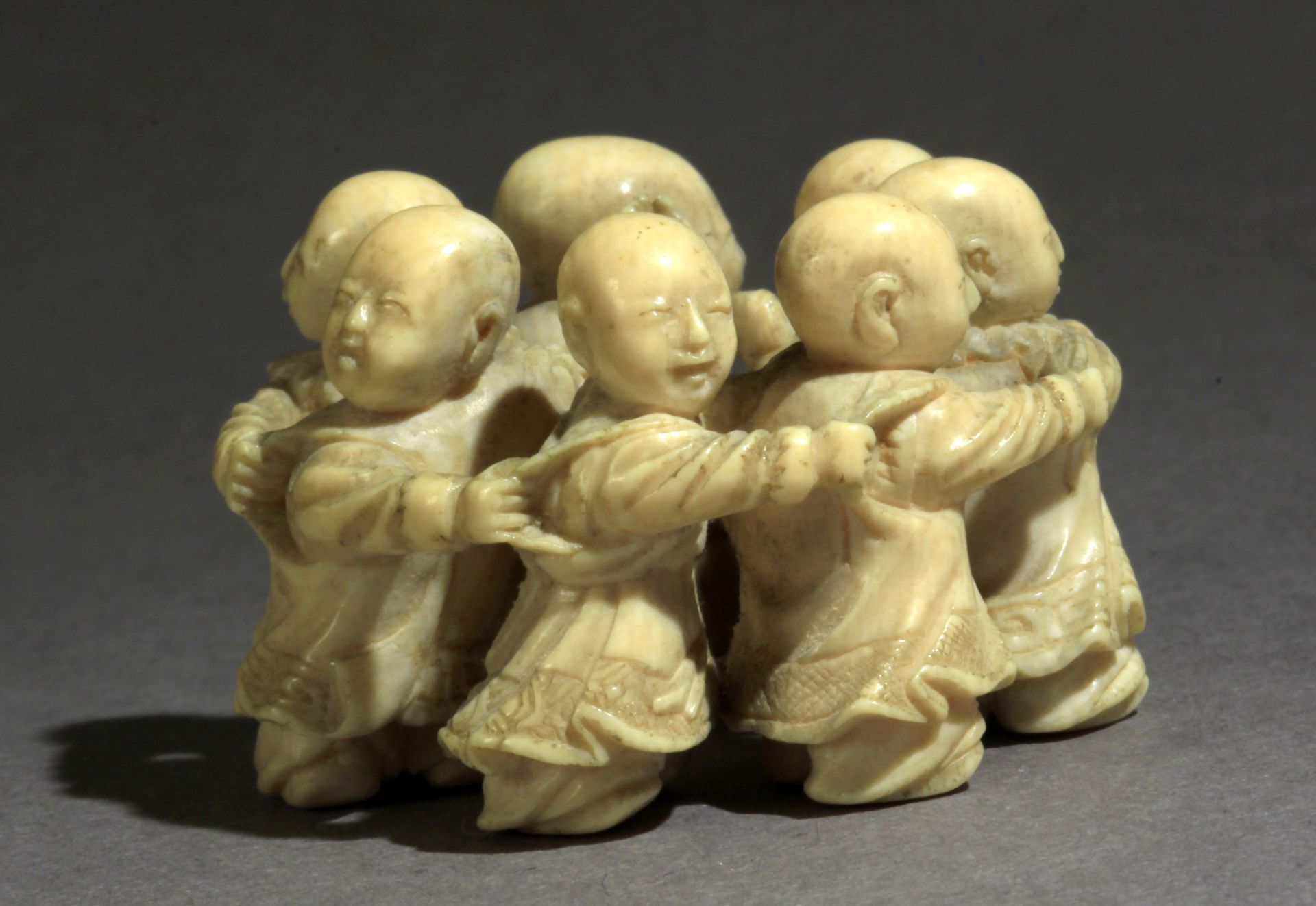 A late 19th century Japanese netsuke from Meiji period - Bild 2 aus 7